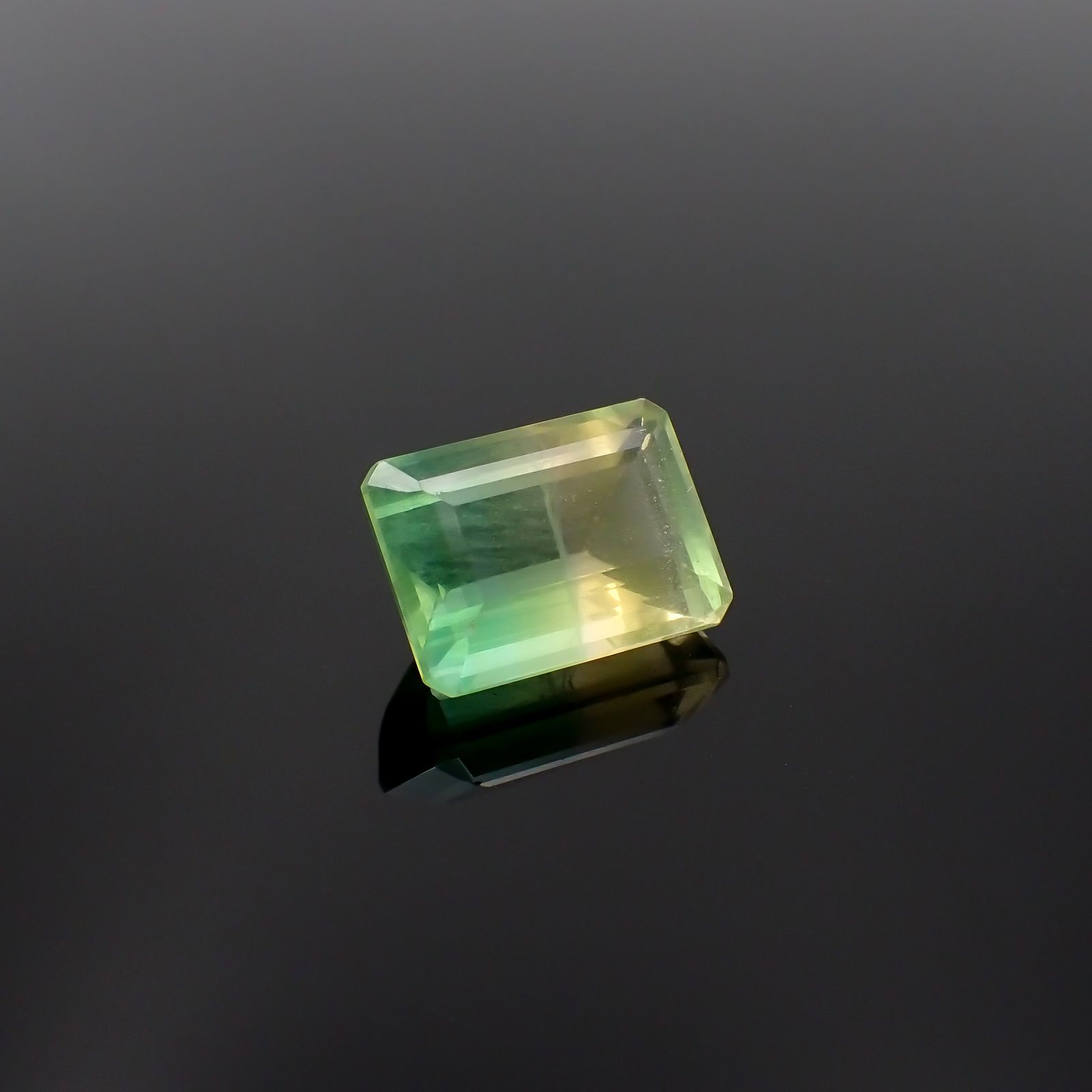 バイカラーフローライト フルオレッセンス ブラジル産 9.59ct[230722970]13.6x10mm前後