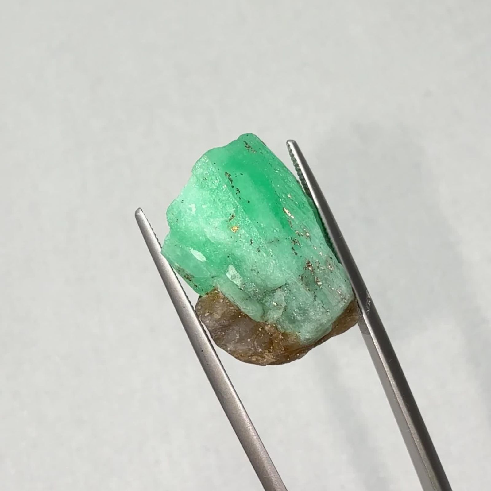 エメラルド　原石 エメラルド原石 コロンビア産 21.95ct / 20.2x14.6mm前後 [250430182