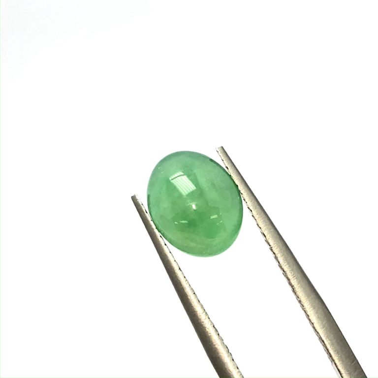 翡翠(宝石名ジェダイト(翡翠))ビルマ産 ソ付(彩珠) 2.199ct / 8.6x7mm 