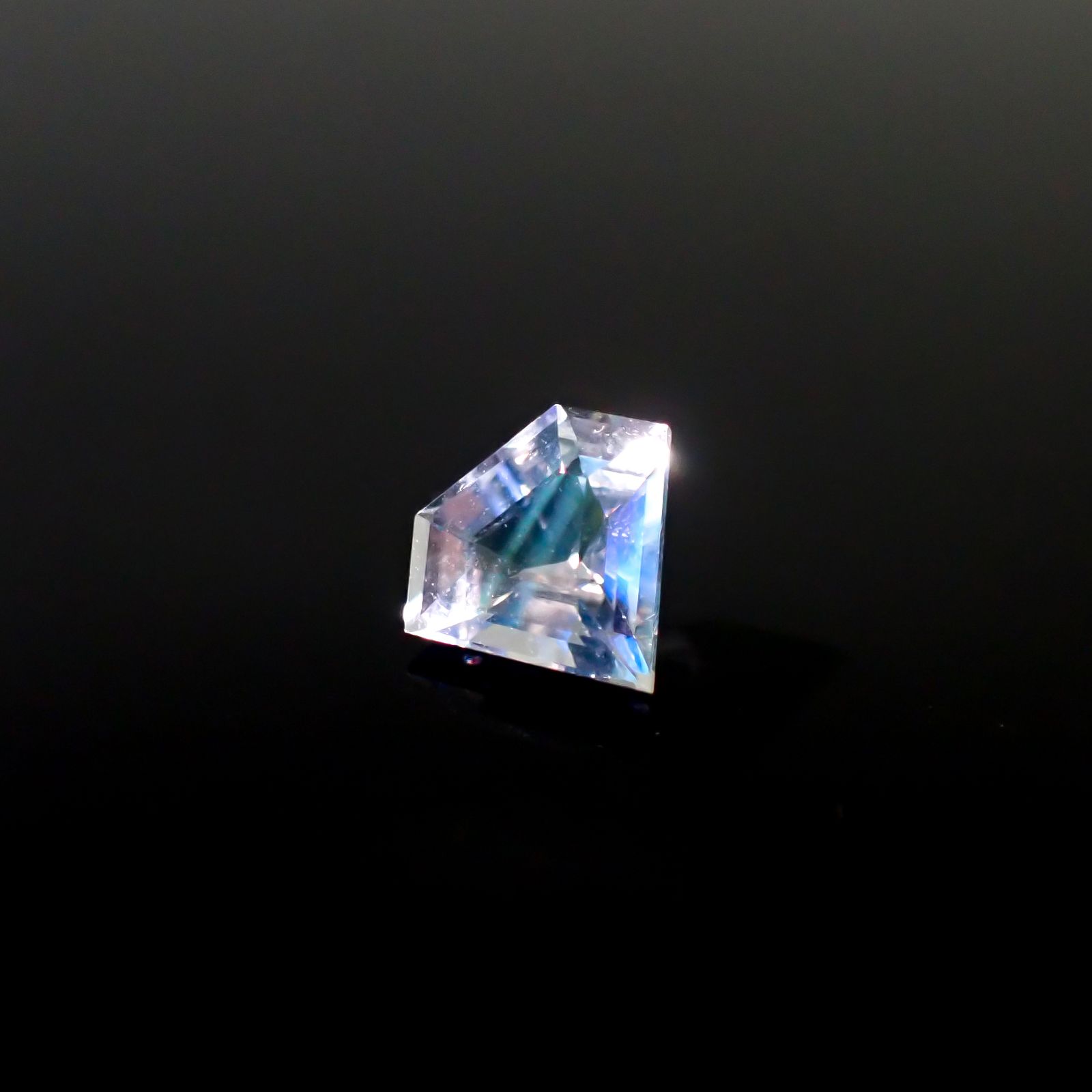 ◇カスタムカット◇レインボームーンストーン マダガスカル産 0.92ct [250229842]7x7.8mm前後