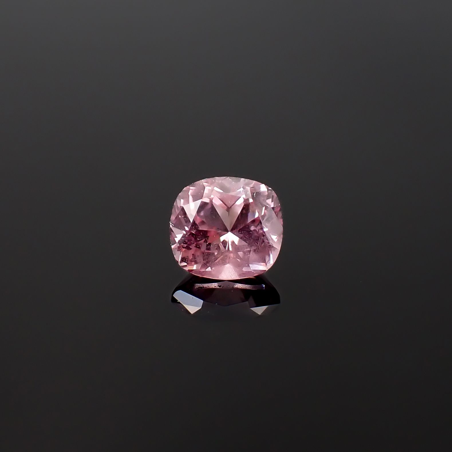 ドラゴンガーネット(宝石名パイロープ スペサルティン・ガーネット)タンザニア産 彩珠鑑付 1.514ct / 6.85x6.38mm前後 [260532236]