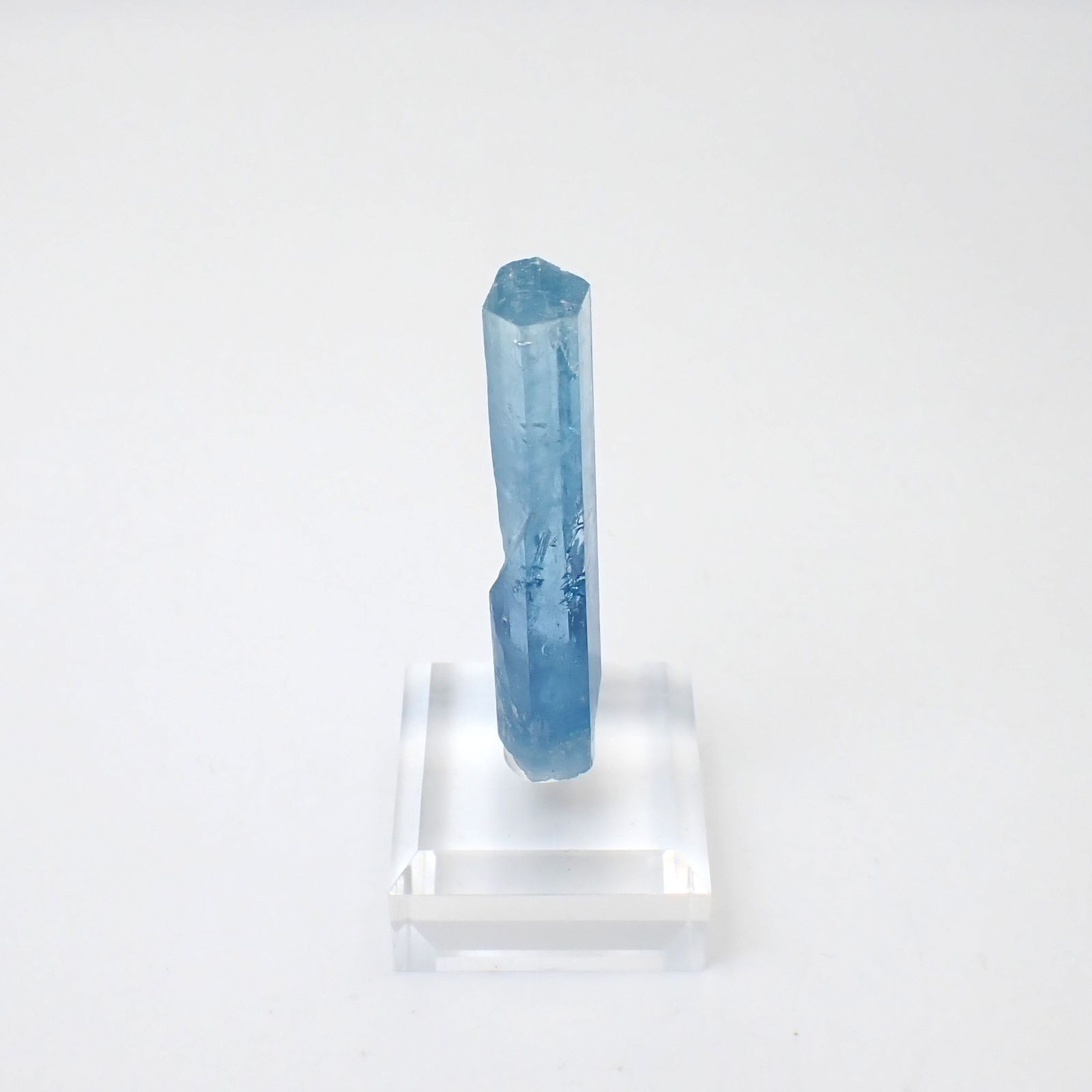 アクアマリン柱状結晶原石 ベトナム産 アクリル台座付き 99.95ct(19.99g) / 10.1x13.3x68.5mm前後 [260632332]