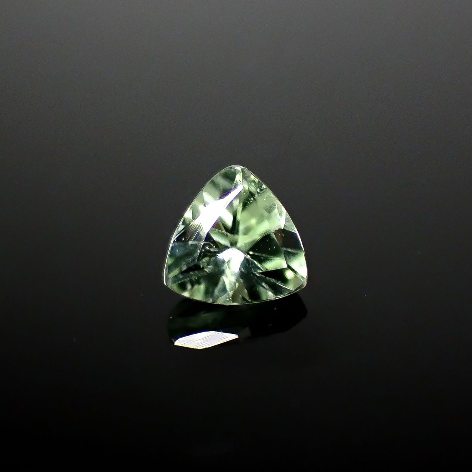 ミントペリドット パキスタン/ノルウェー産 0.18ct / 3.6x3.7mm前後 [250730644]
