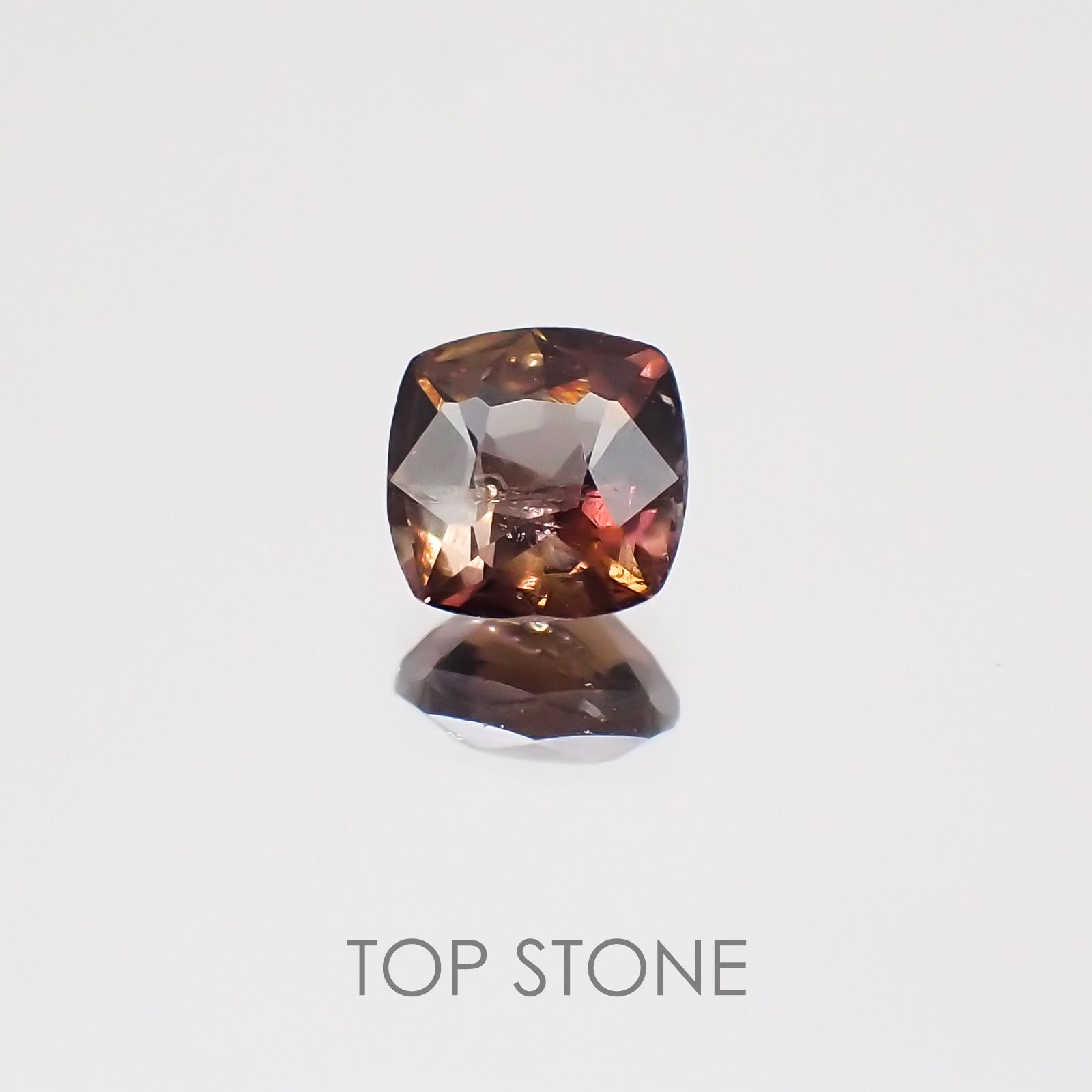 アキシナイト(宝石名アキシナイト) パキスタン産 0.74ct 識別済[20128808]5.3×5.2mm前後
