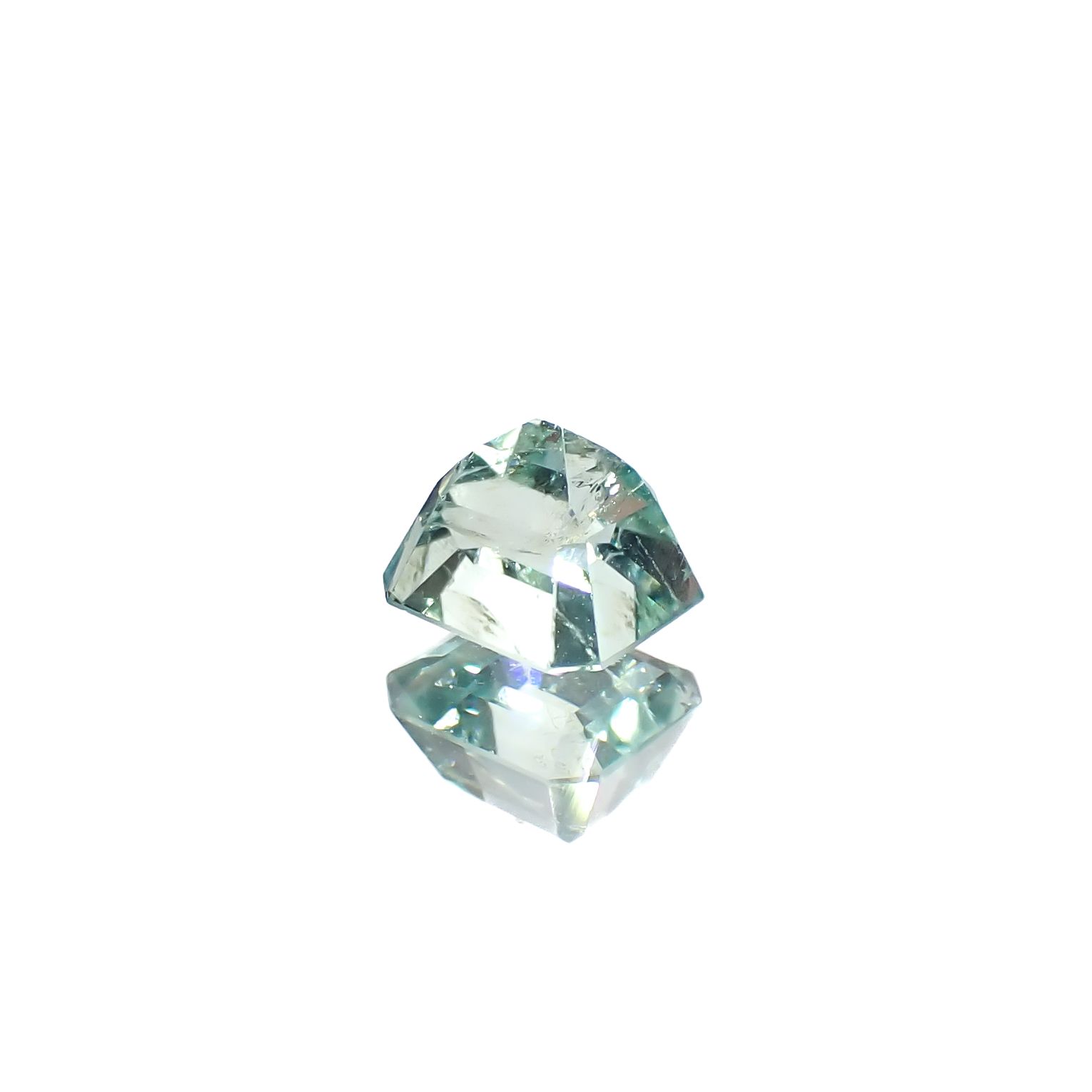 ミントベリル ブラジル産 0.67ct[240728583]5.3x4.5mm前後