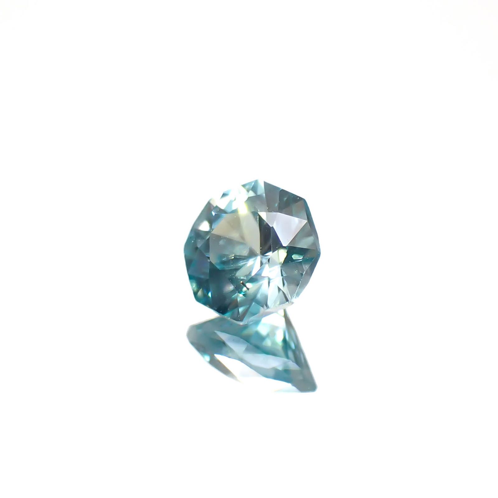 ◇オクタゴンカット◇ブルージルコン(宝石名ブルー・ジルコン)カンボジア産 0.71ct 識別済[241229625]4.8x4.7mm前後