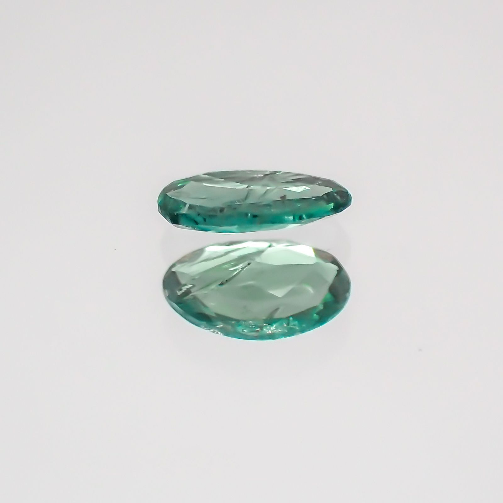 アレキサンドライト(宝石名アレキサンドライト)ブラジル・ミナスジェライス州ヘマチタ鉱山産 0.1ct 識別済[231023806]4x2.5mm前後
