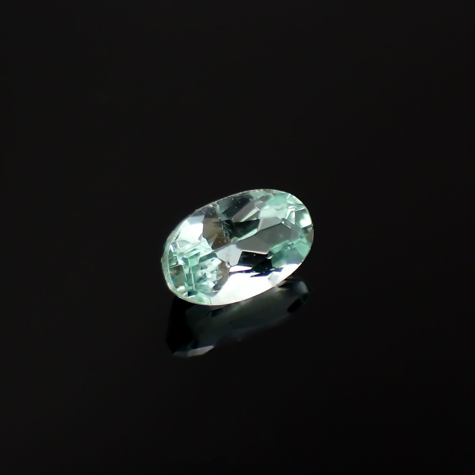 パライバトルマリン モザンビーク産 0.30ct / 5.1x3.1mm前後 [230220374]