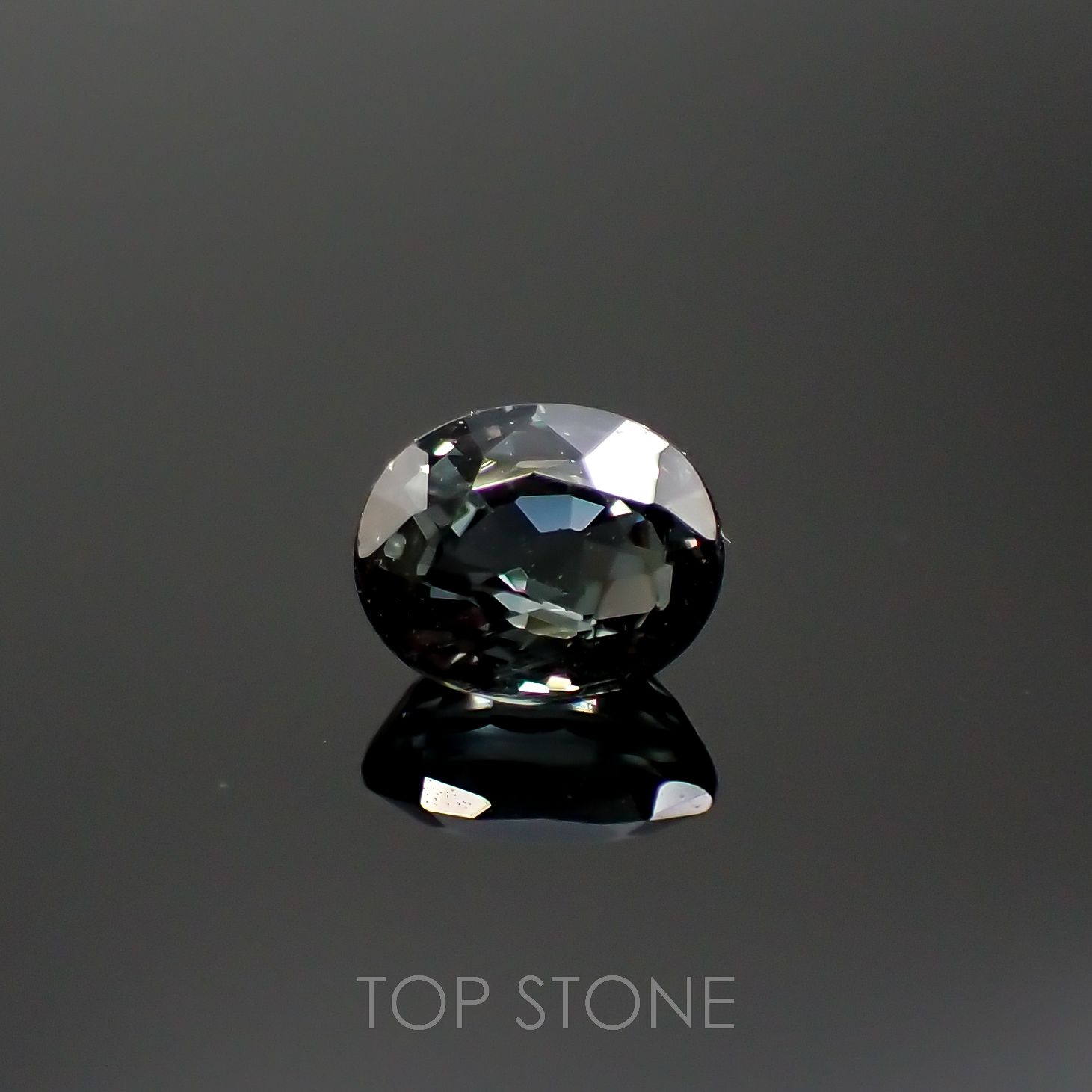 カラーチェンジガーネット アレキタイプ(宝石名ガーネット)マダガスカル・ベキリー産 0.65ct 識別済[220716952]5.3x4.4mm前後