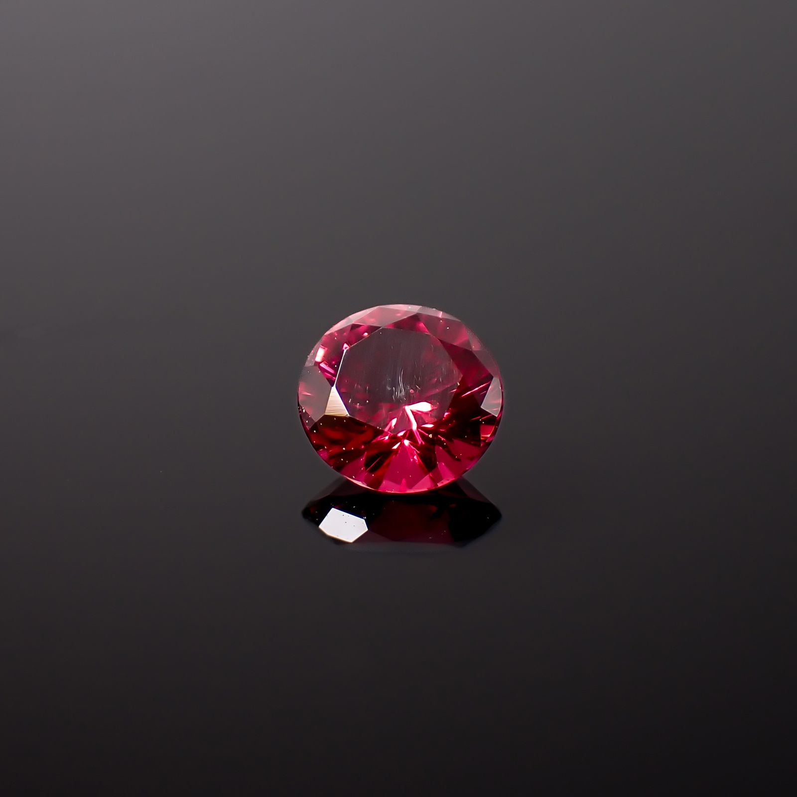 レッドスピネル タンザニア産 0.32ct / 4.3x4.2mm前後 [260732561]