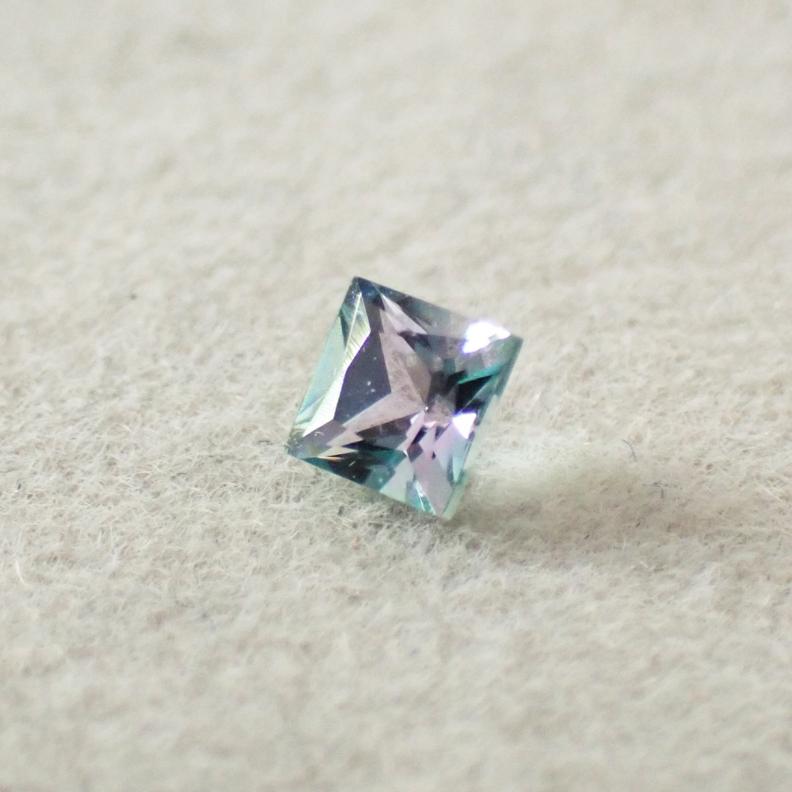 ◇プリンセスカット◇ブルーコーネルピン(宝石名コーネルピン)タンザニア産 識別済 0.19ct / 3.1x3.1mm前後 [251019224]