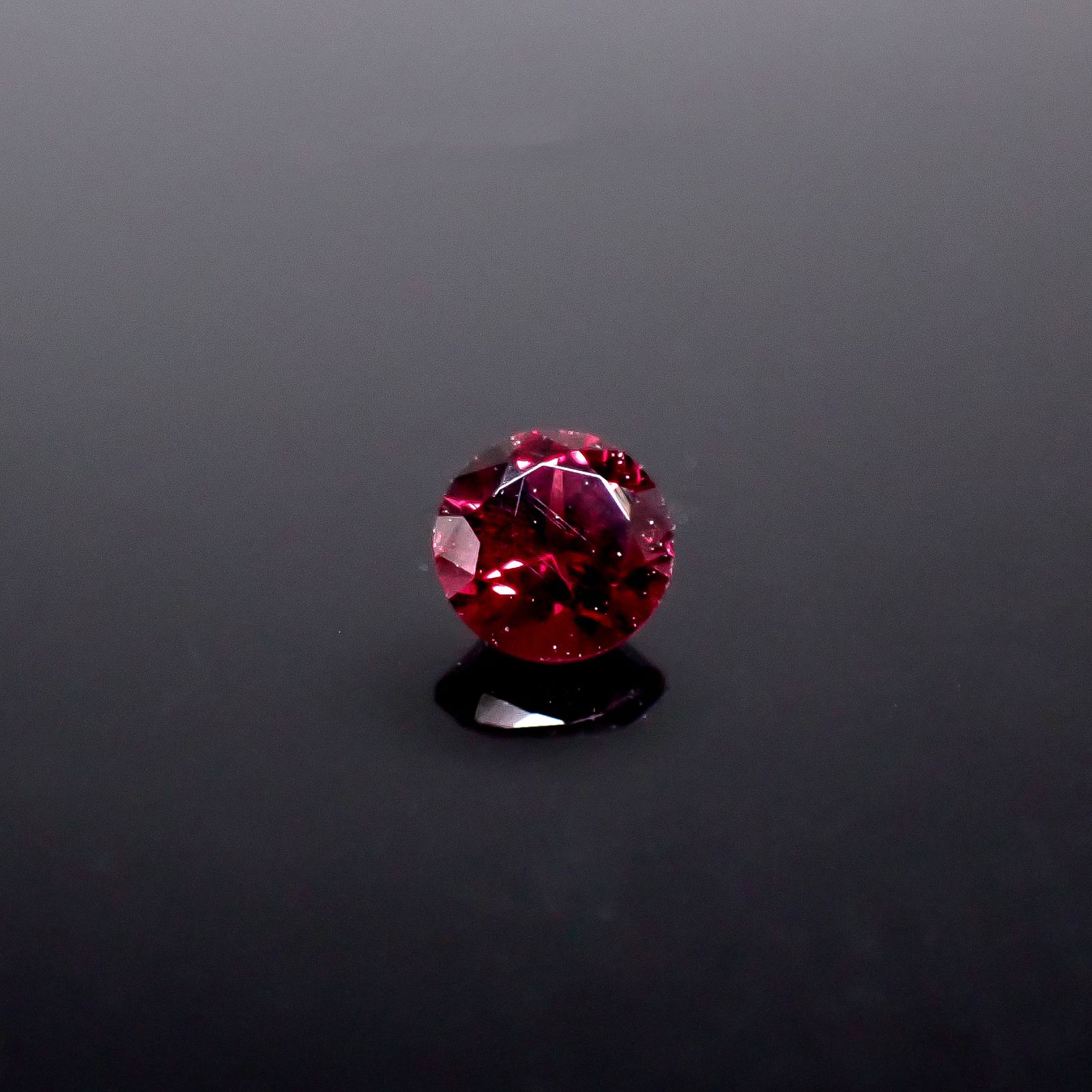 アントヒルガーネット(クロムパイロープガーネット) アメリカ・アリゾナ州産 0.22ct / 3.5x3.5mm前後 [251131343]
