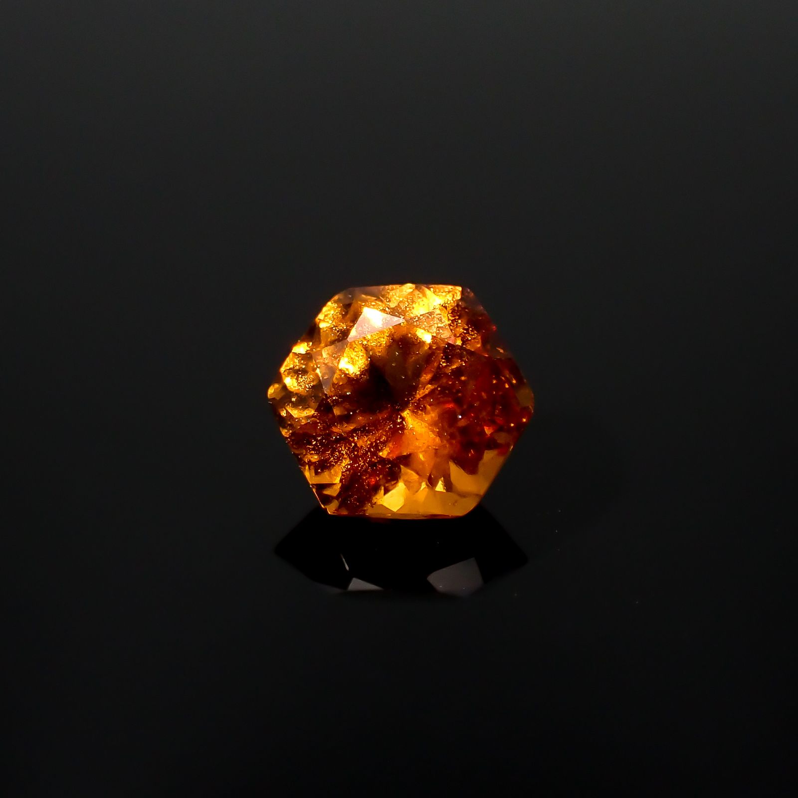 ◇ヘキサゴンカット◇ヘソナイトガーネット(宝石名ガーネット)スリランカ産 0.92ct 識別済[230421608]5.6x5.5mm前後