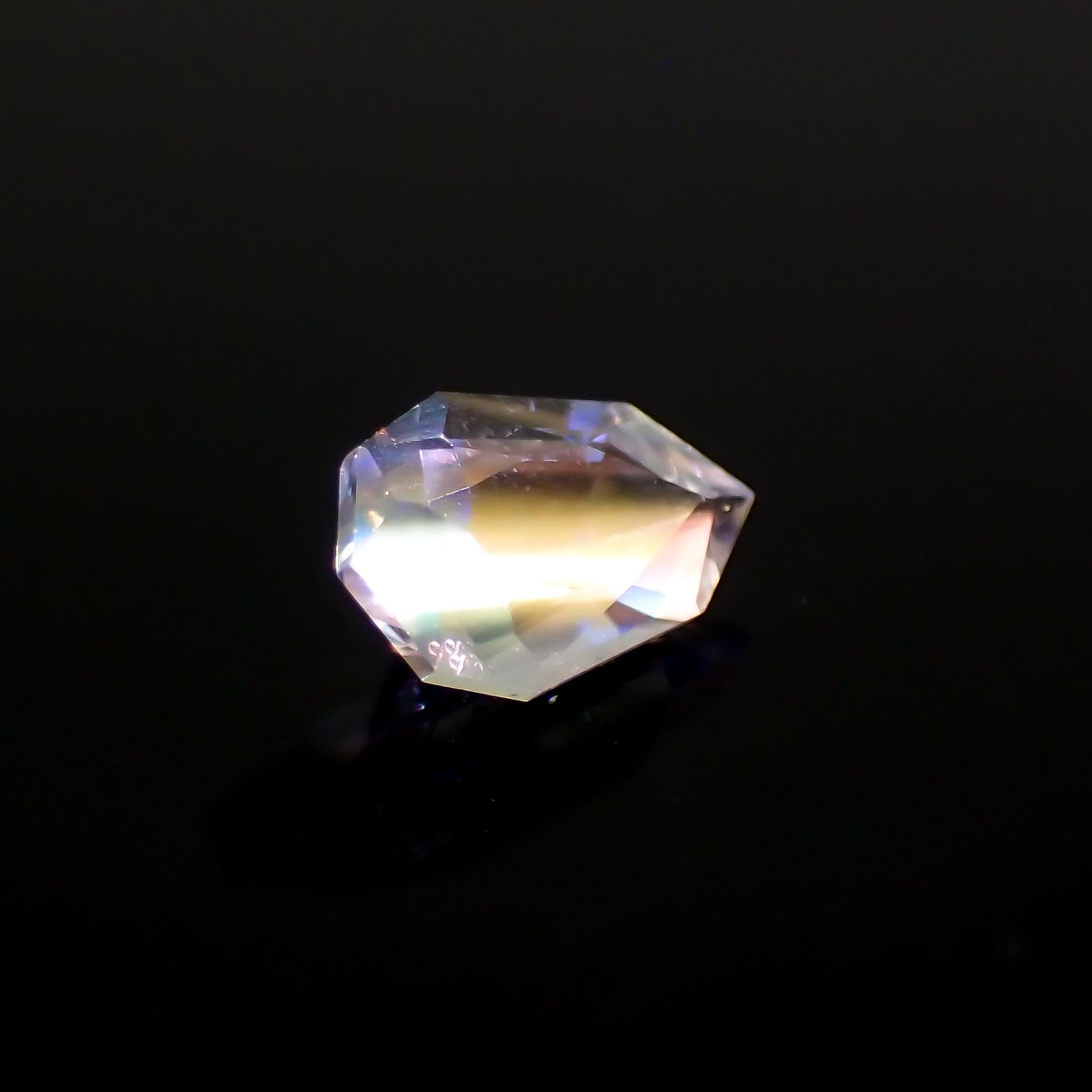 ◇カスタムカット◇レインボームーンストーン マダガスカル産 0.42ct[230923430]6.4x4.1mm前後