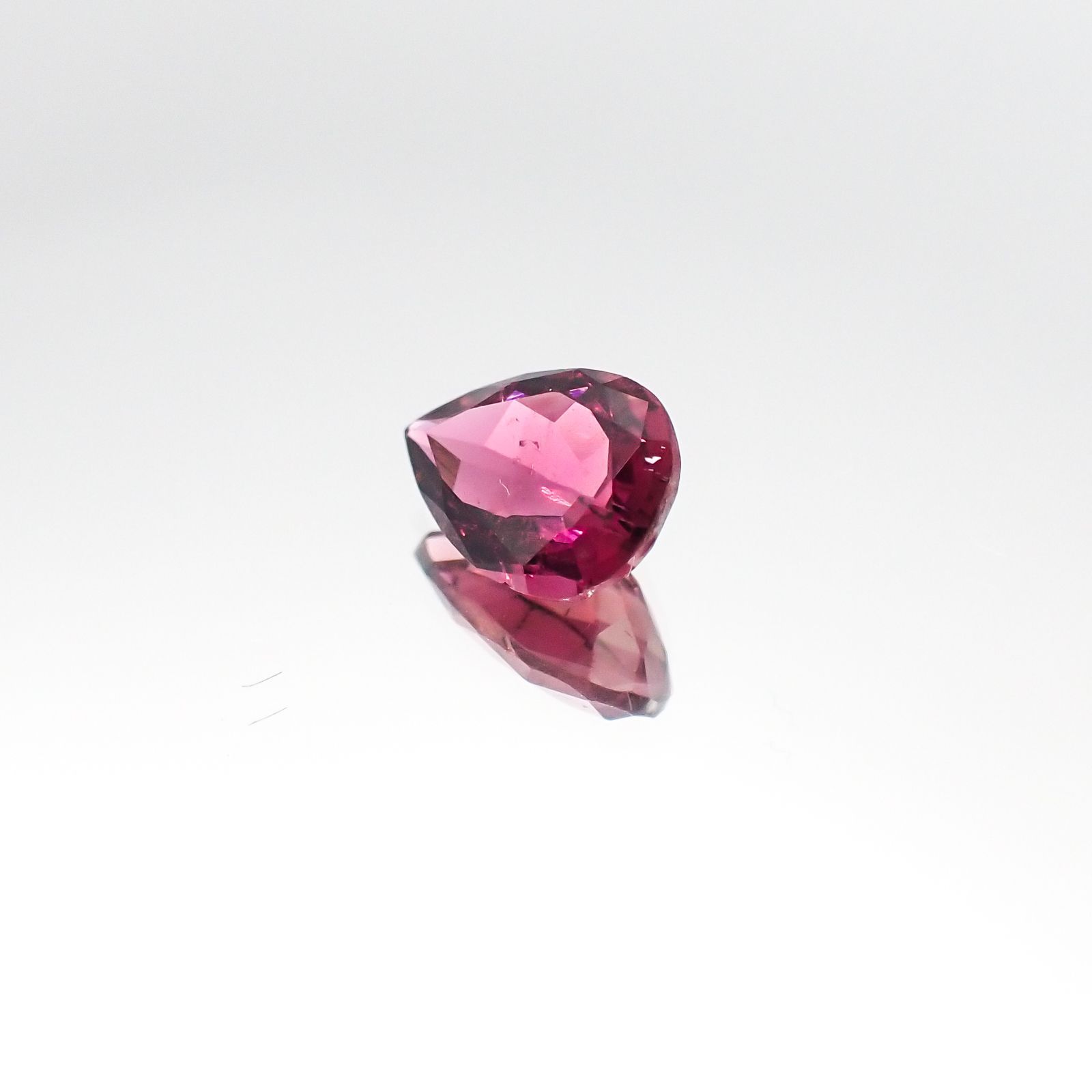 パープルトルマリン(宝石名パープル・トルマリン)ブラジル産 0.98ct 識別済[231023895]8.1x5.8mm前後