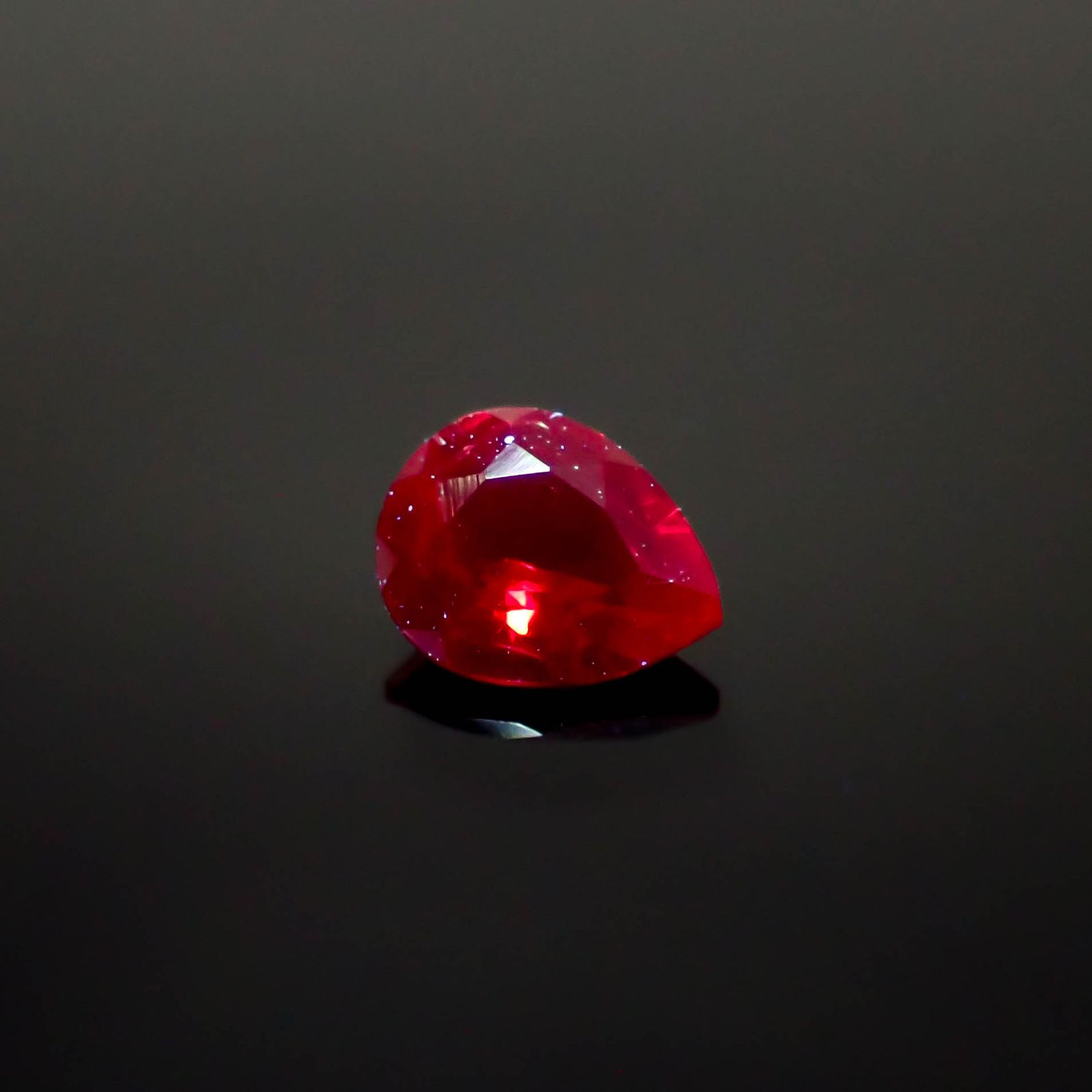 レッドスピネル(宝石名レッド・スピネル)タンザニア産 0.29ct 識別済[240728578]5x3.9mm前後