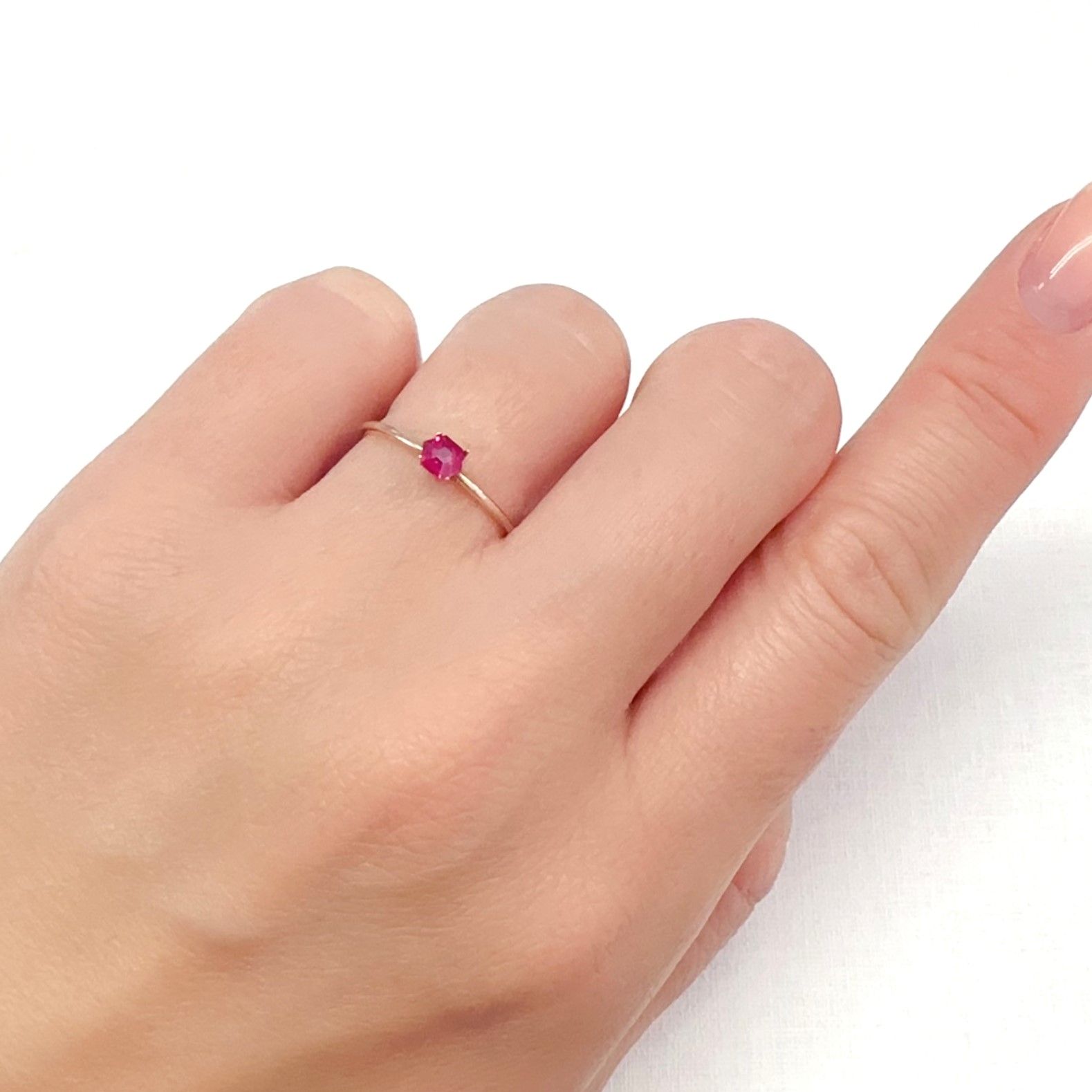 ◇ヘキサゴンカット◇ルビー 非加熱 モザンビーク産 0.25ct[240427112]3.5x3.5mm前後