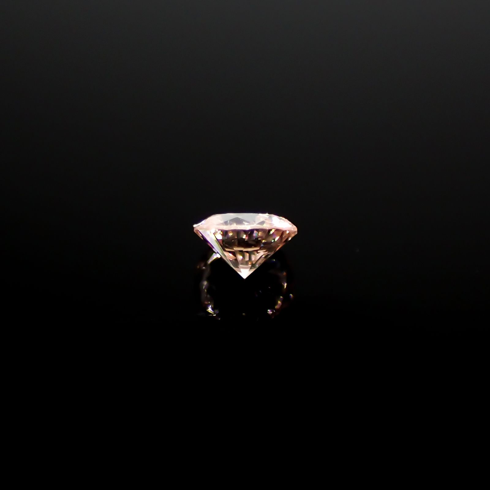 ピンクダイヤモンド(宝石名ダイアモンド SI-1/FANCY LIGHT ORANGY PINK) 0.046ct ソ付(CGL)[240326637]2.29x2.35mm前後