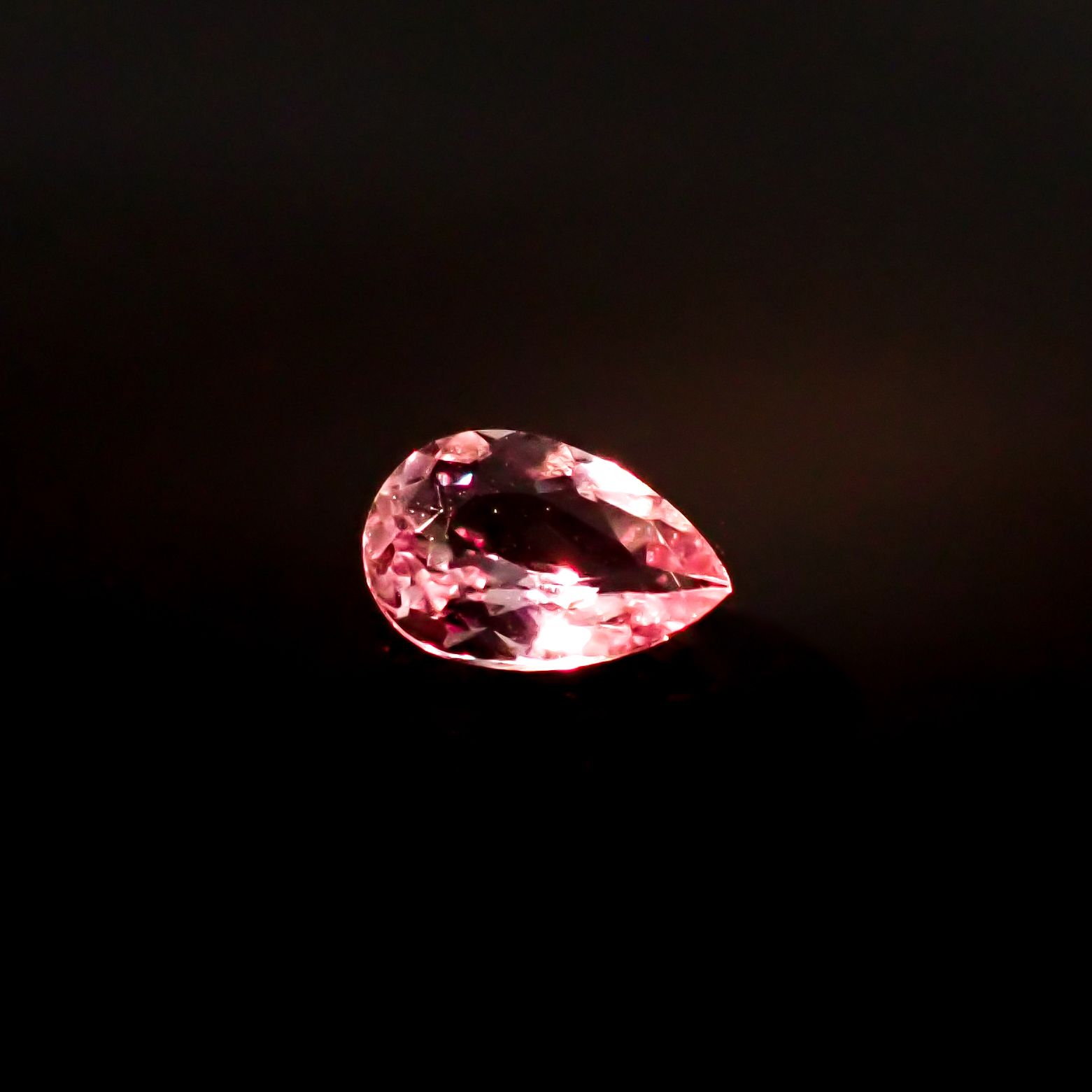 カラーシフト ピンクダイアスポア(宝石名ダイアスポア) アフガニスタン産 0.841ct ソ付(日独)[210812425]8.0×5.3mm前後
