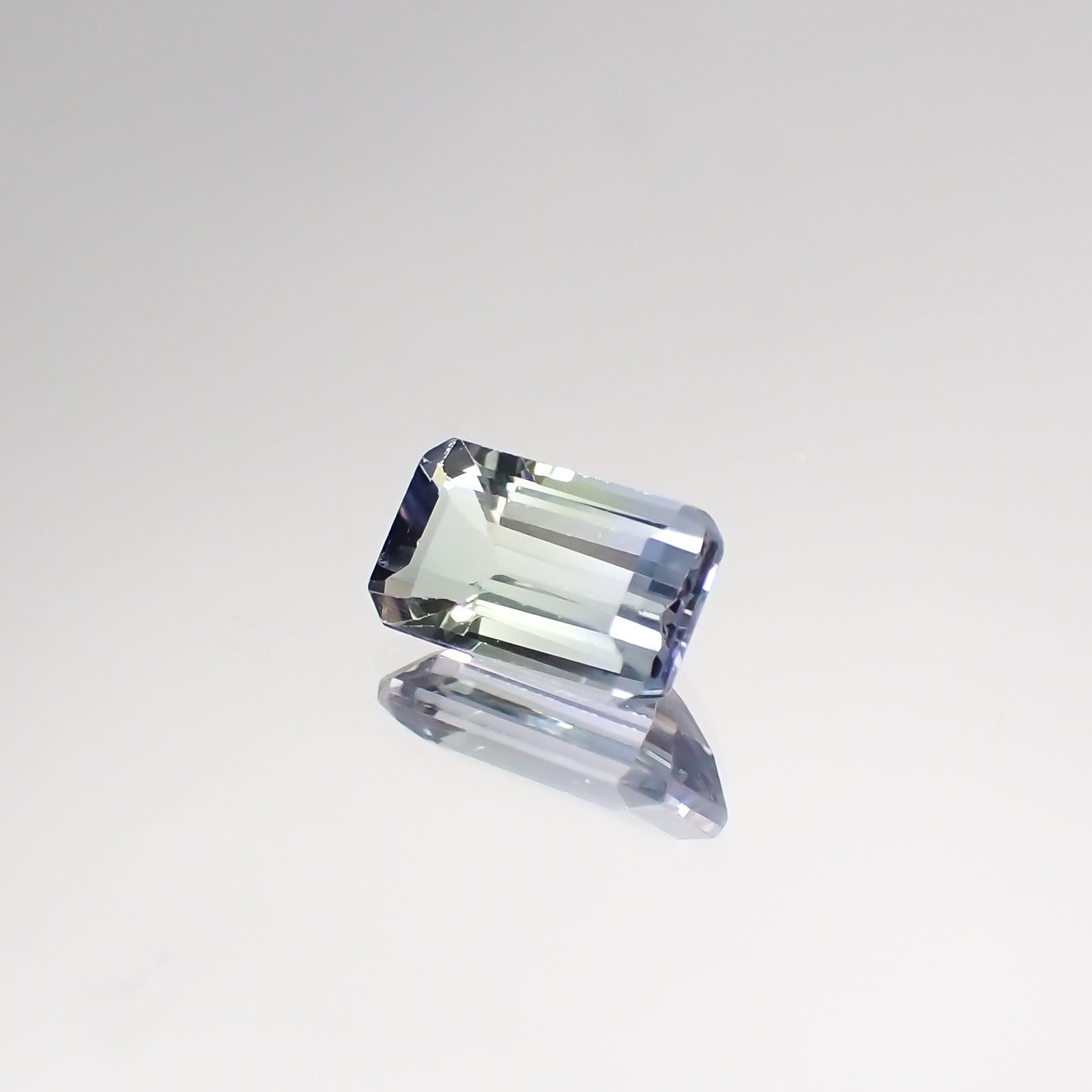 パーティカラータンザナイト(宝石名パーティカラード・ゾイサイト) タンザニア産 0.600ct ソ付(彩珠)[210711578]6.4×3.6mm前後