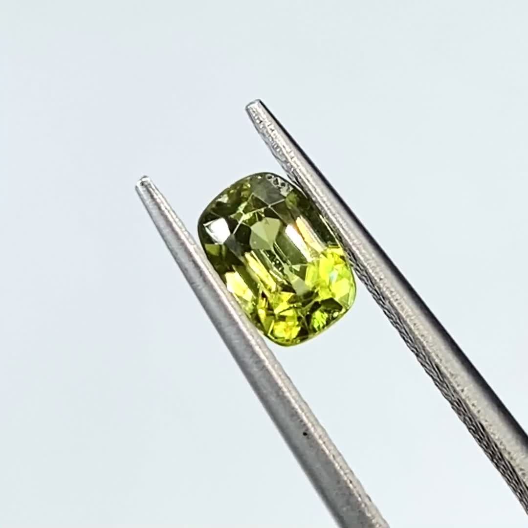 スフェーン(宝石名スフェーン)パキスタン産 識別済 1.01ct / 6.6x4.5mm