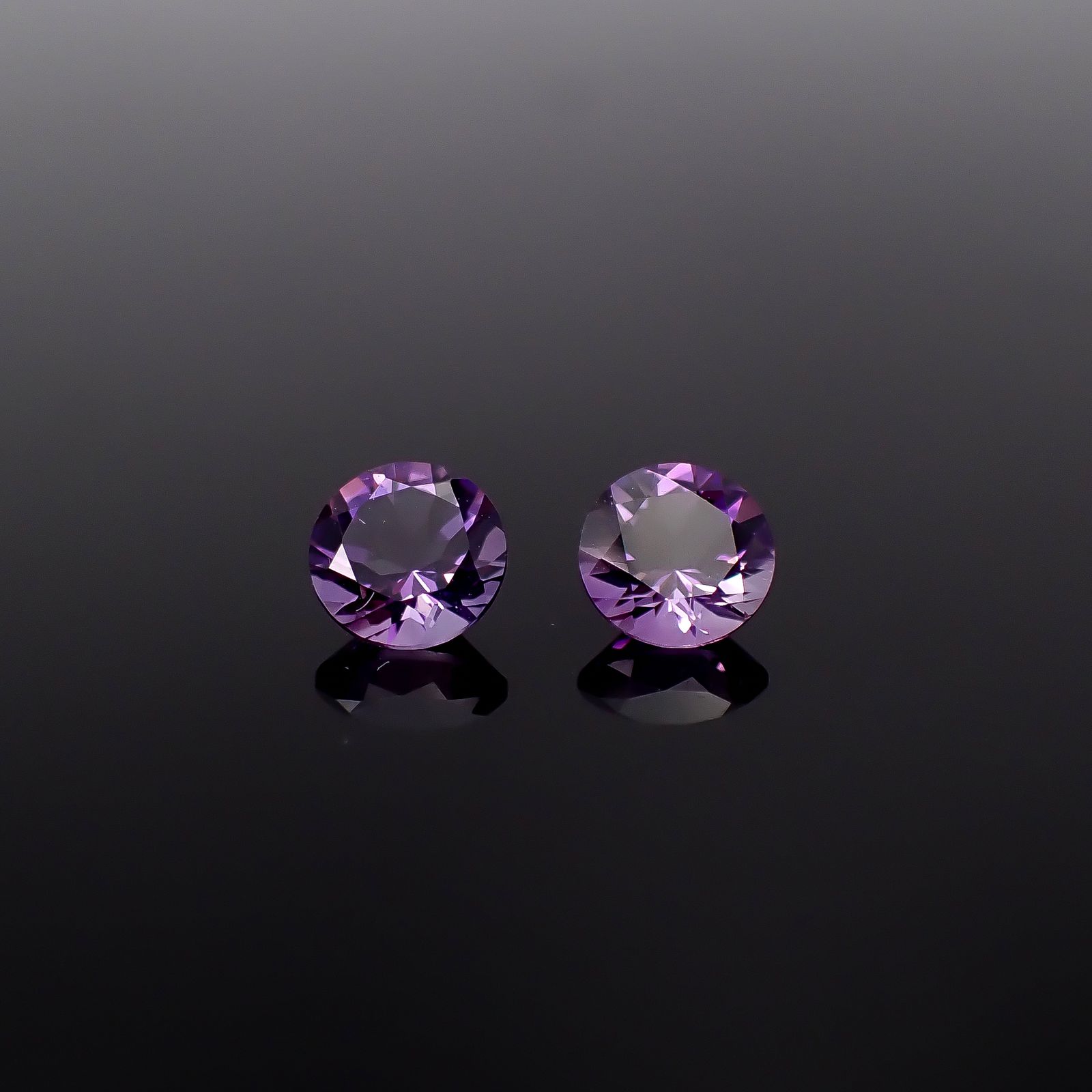 ◇ペアセット◇アメジスト(宝石名アメシスト)ブラジル産 識別済 1.37ct(2pcs合計) / 6.1x6.1mm前後 [260131642]