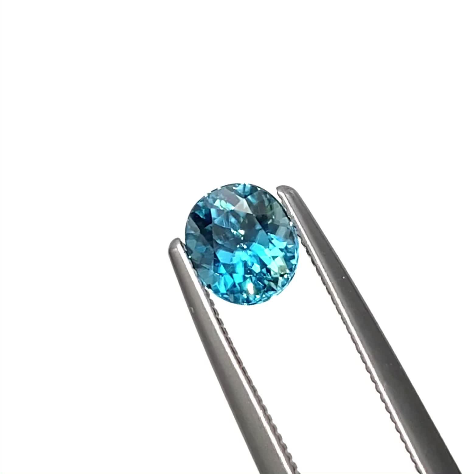 ラタナキリブルージルコン カンボジア産 1.09ct / 5.7x5mm前後