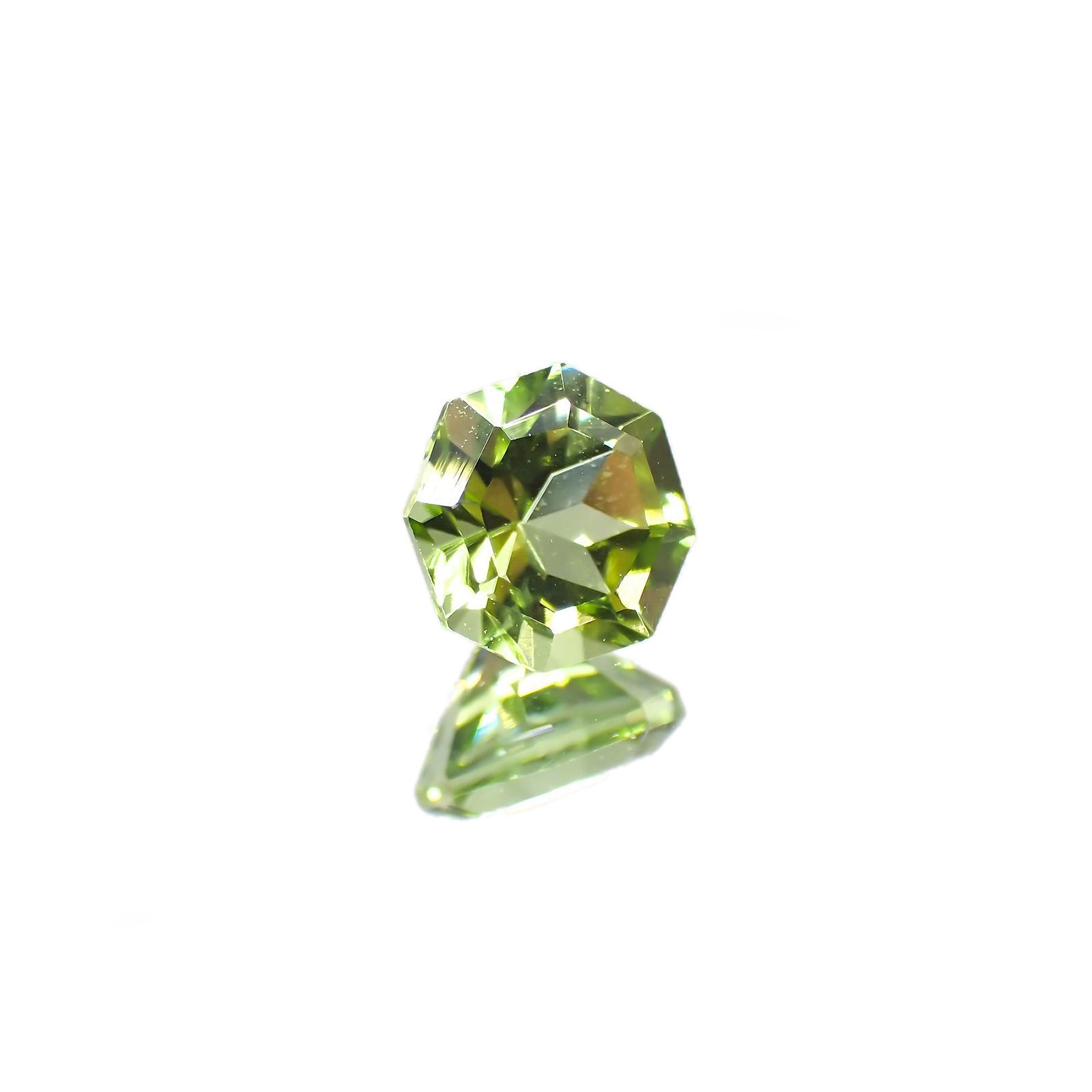 ◇オクタゴンカット◇ペリドット(宝石名ペリドット) パキスタン産 0.63ct 識別済 [210913109]5.1×5mm前後
