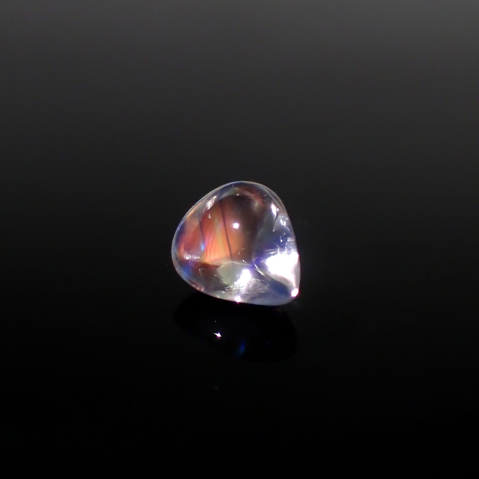 ◇バフカット◇レインボームーンストーン(宝石名ラブラドライト)マダガスカル産 1.323ct ソ付(彩珠)[240427204]7.9x6.6mm前後