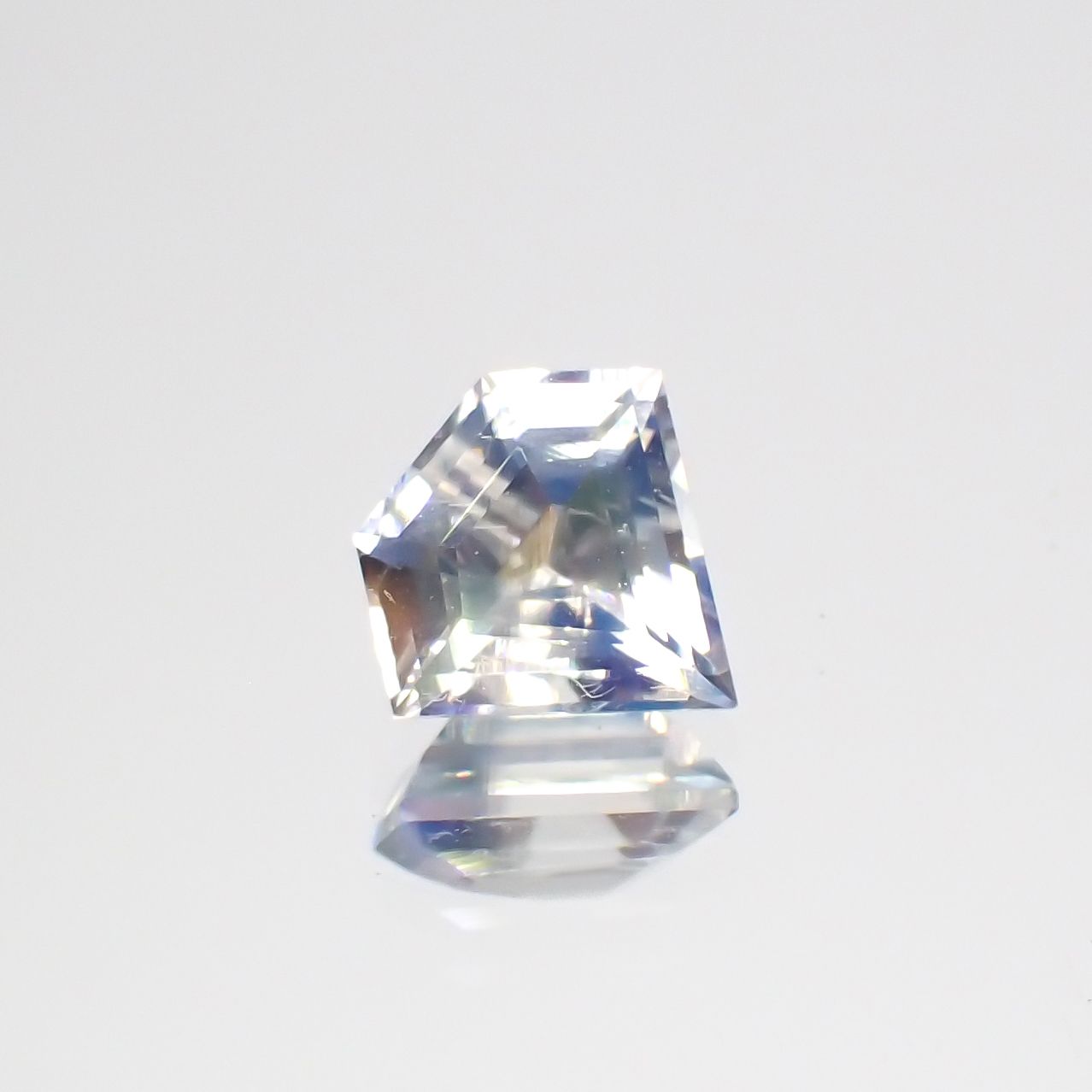 ◇カスタムカット◇レインボームーンストーン マダガスカル産 0.53ct[230923431]6.3x5.8mm前後