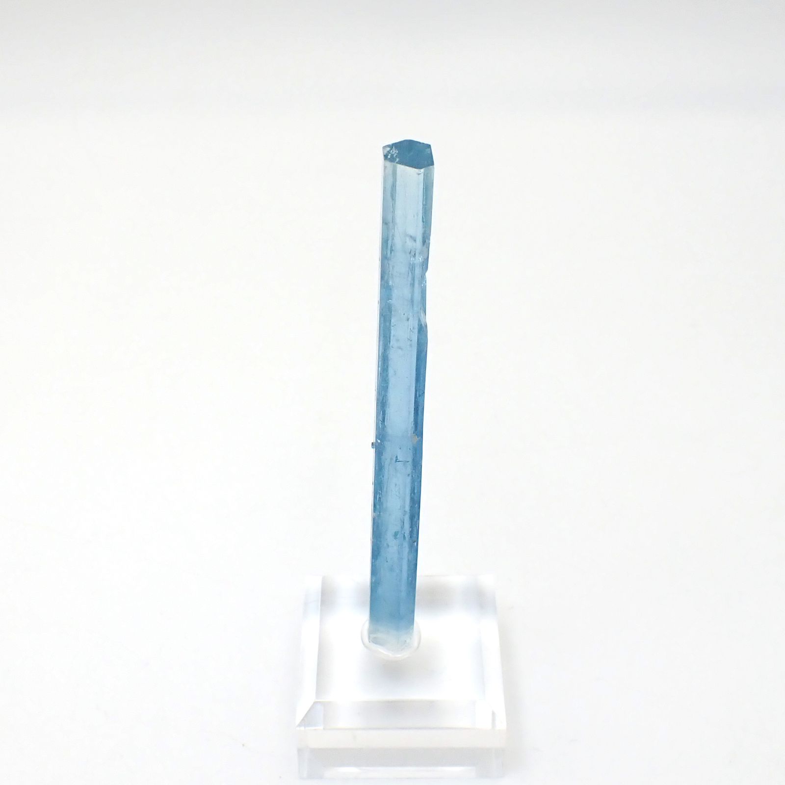 アクアマリン柱状結晶原石 ベトナム産 アクリル台座付き 88.87ct(17.77g) / 7.4x9.7x108.7mm前後 [260632331]