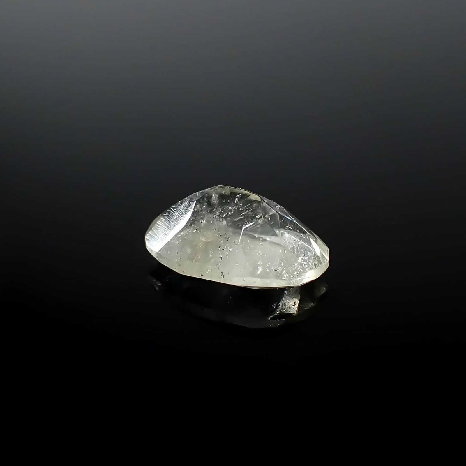 リビアングラス 発見地：エジプト・リビア砂漠 1.64ct / 10.5x7.2mm前後 [251131309]