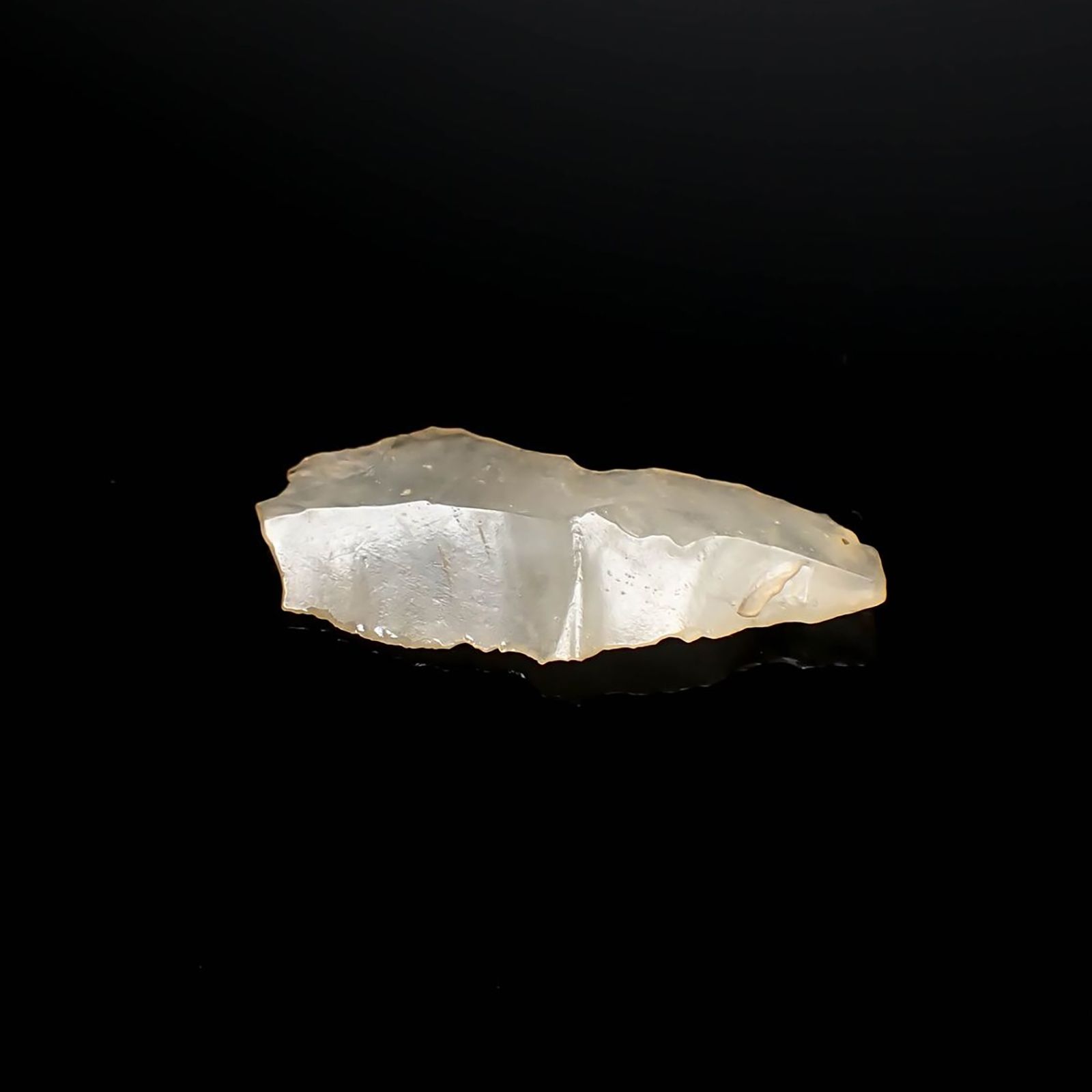 リビアングラス 原石 発見地：エジプト・リビア砂漠 11.26ct / 36.7x16.8mm前後 [260729287]