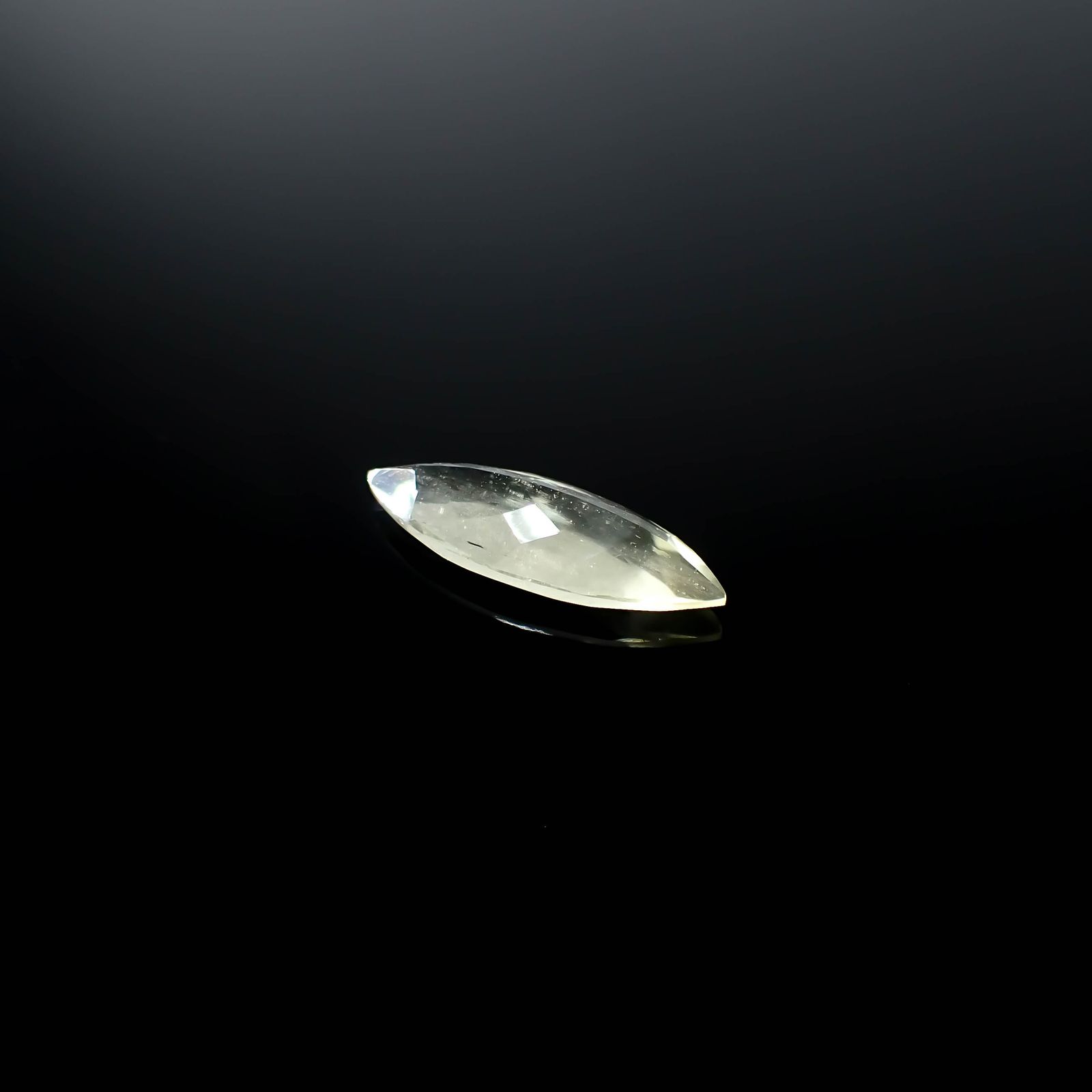 リビアングラス 発見地：エジプト・リビア砂漠 7.72ct / 27.8x10.4mm前後 [251131306]