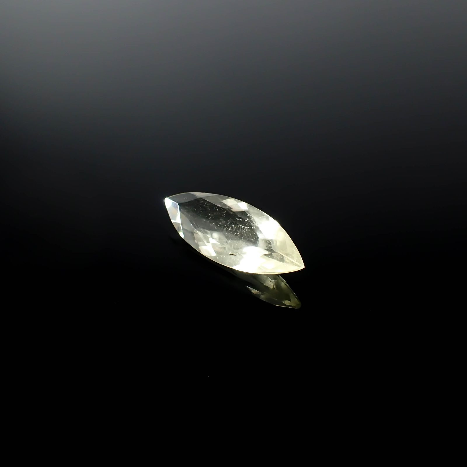 リビアングラス 発見地：エジプト・リビア砂漠 7.72ct / 27.8x10.4mm前後 [251131306]