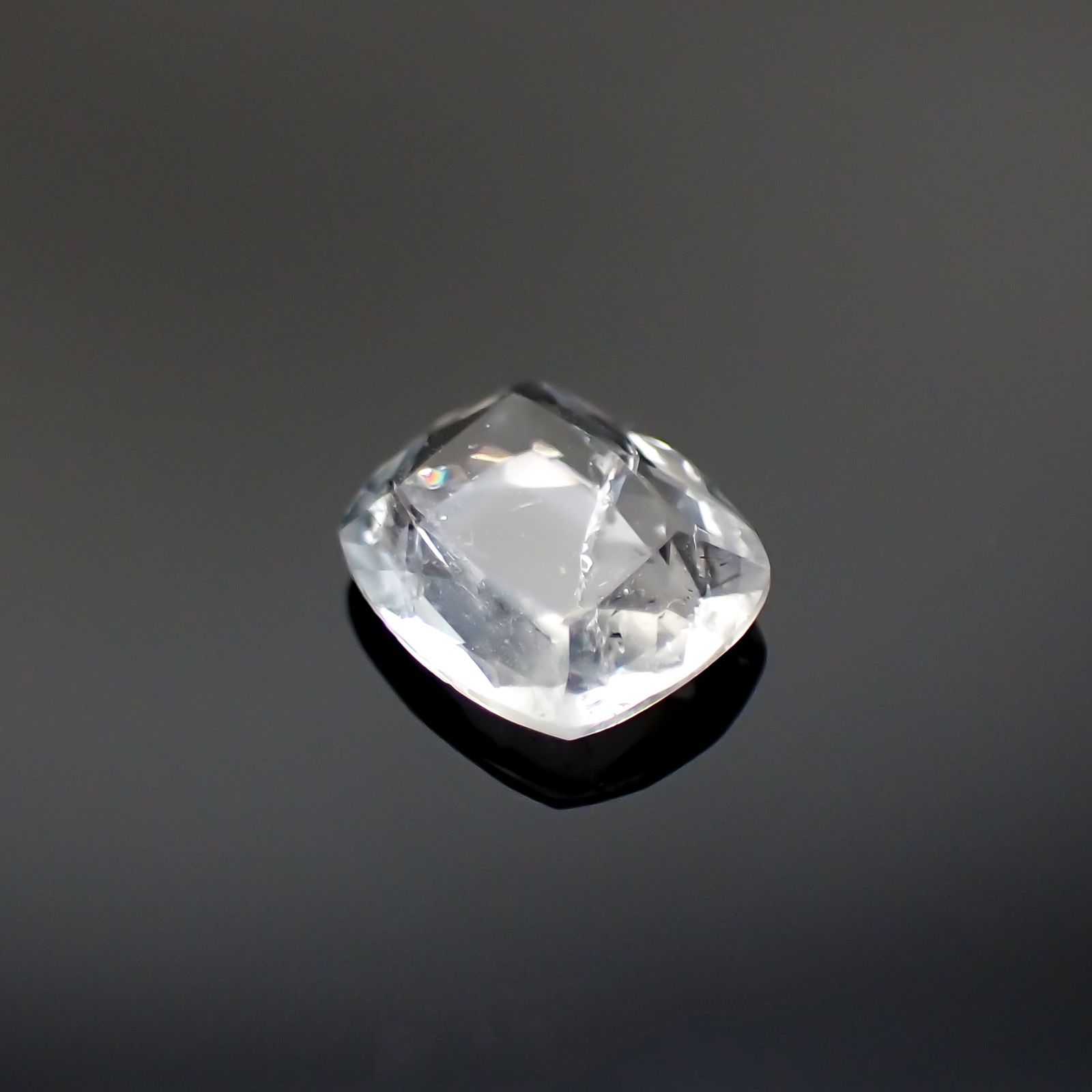 ユークレース(宝石名ユークレース)ブラジル産 0.488ct ソ付(彩珠)[230522046]5.7x4.8mm前後