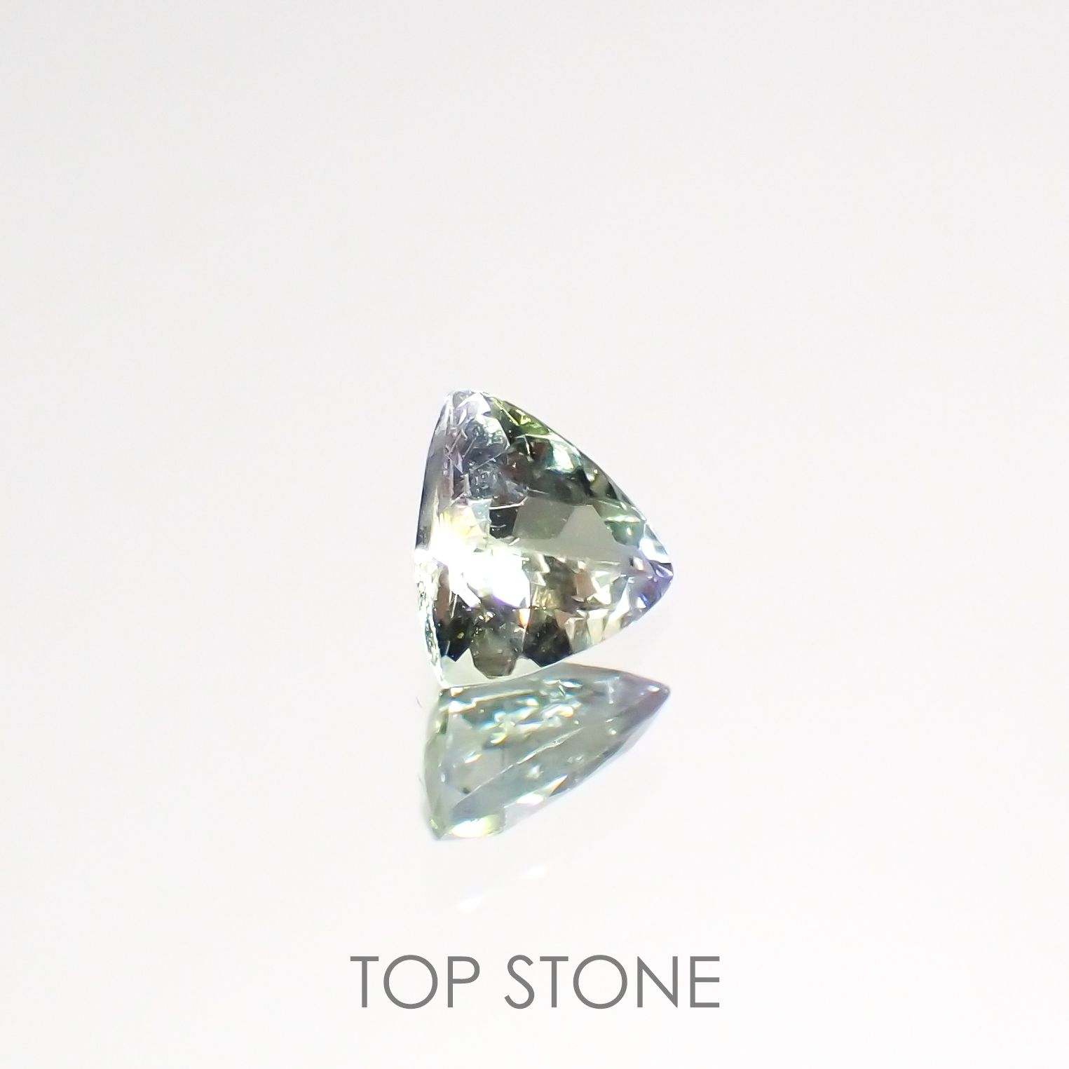 バイカラータンザナイト(宝石名ゾイサイト)タンザニア産 0.44ct 識別済[220515896]5x5.1mm前後