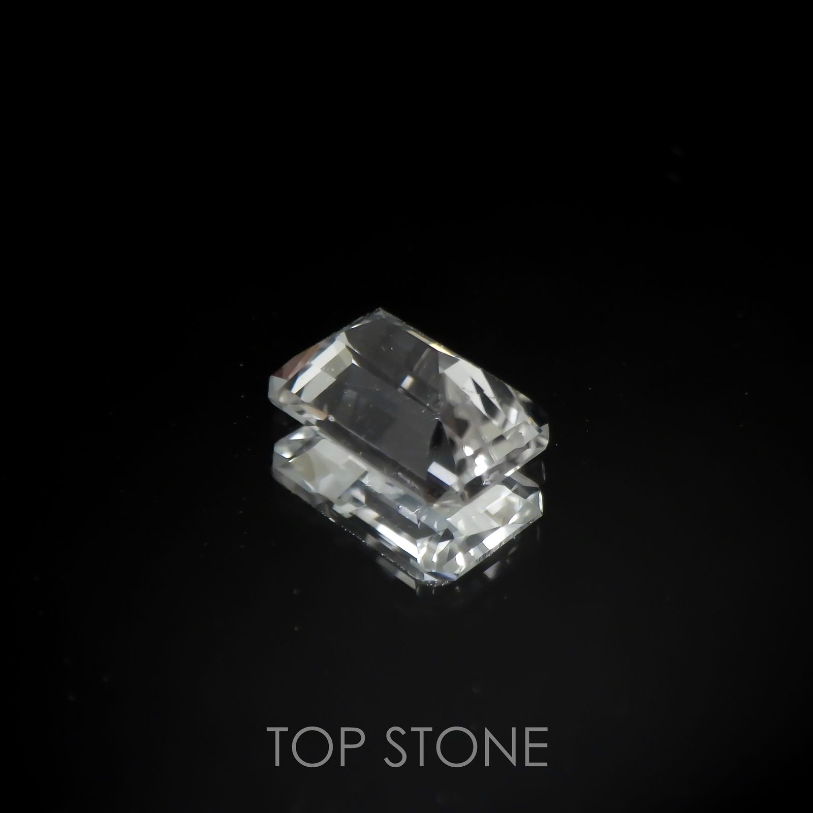フェナカイト(宝石名フェナカイト)マダガスカル産 0.68ct 識別済[220817413]6.7x4.5mm前後