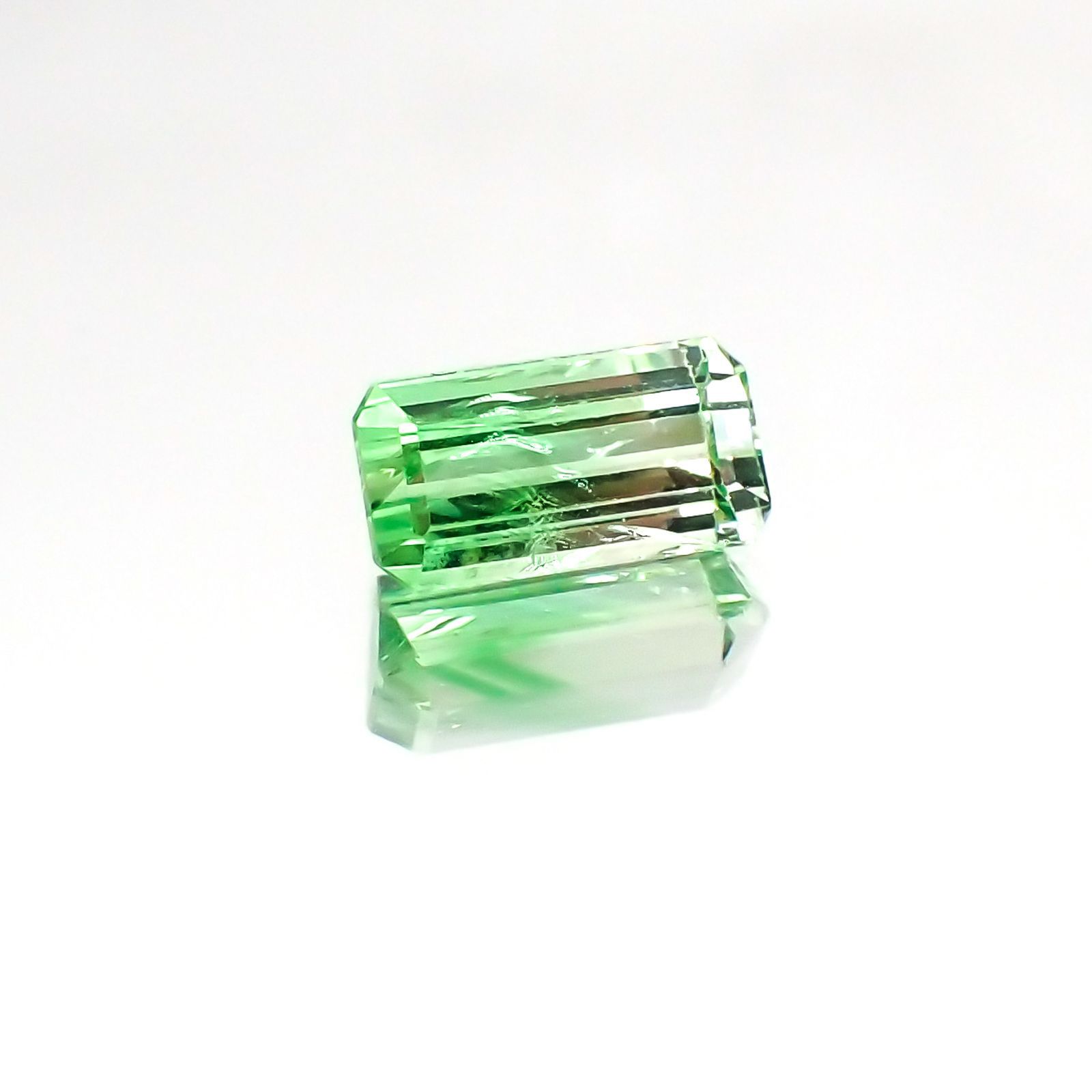バイカラーツァボライト(宝石名グリーン グロッシュラー・ガーネット)タンザニア産 1.15ct 識別済[231124265]7.7x4mm前後