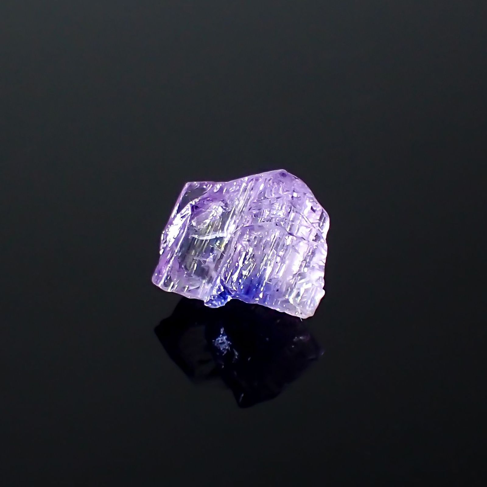 バイカラータンザナイト 原石 タンザニア産 3.52ct / 10.1x8.9mm前後 [260424985]