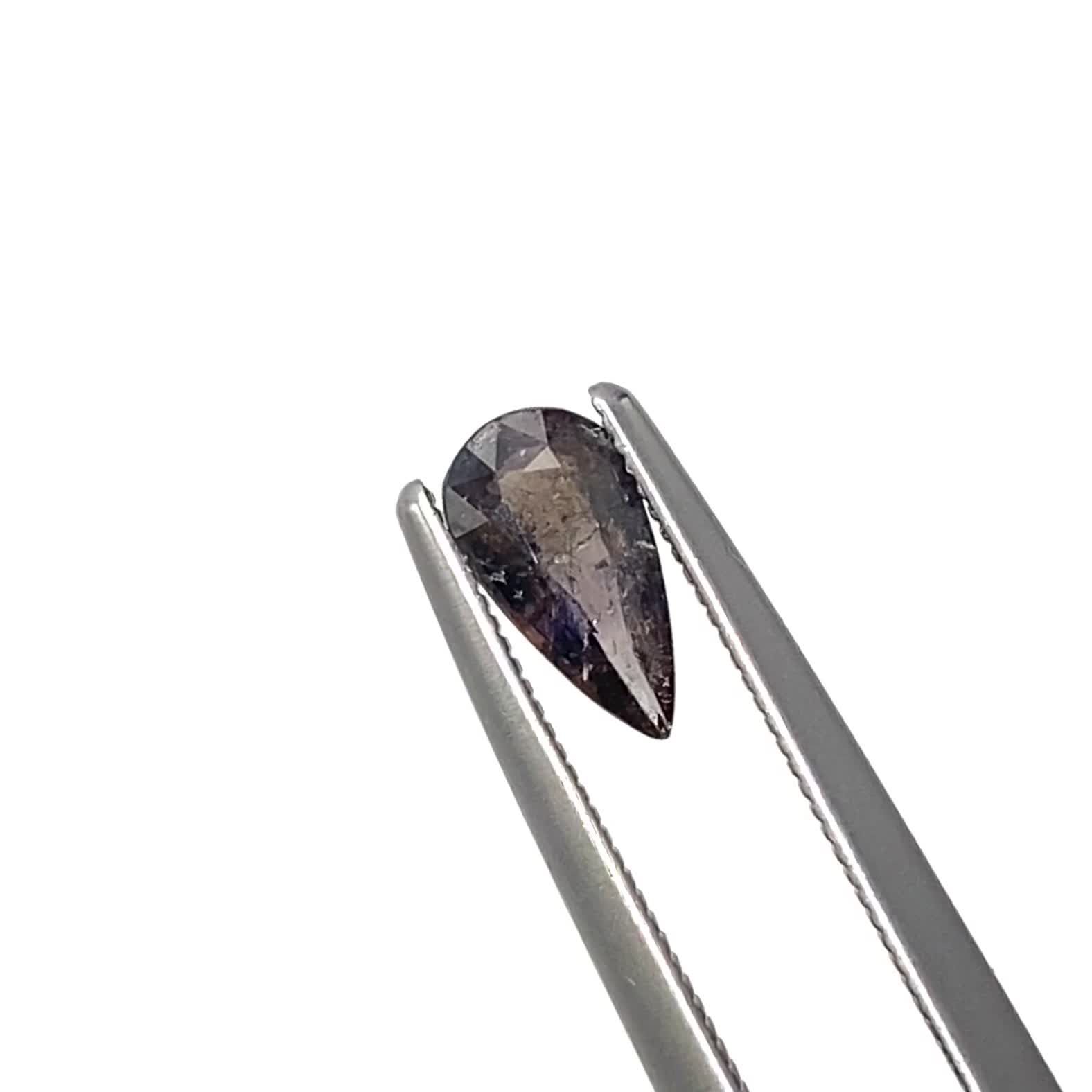 【パキスタン/スカルドゥ産】ブルーティントアキシナイト ブルーティントアキシナイト パキスタン産 0.25ct[231224655]0.4