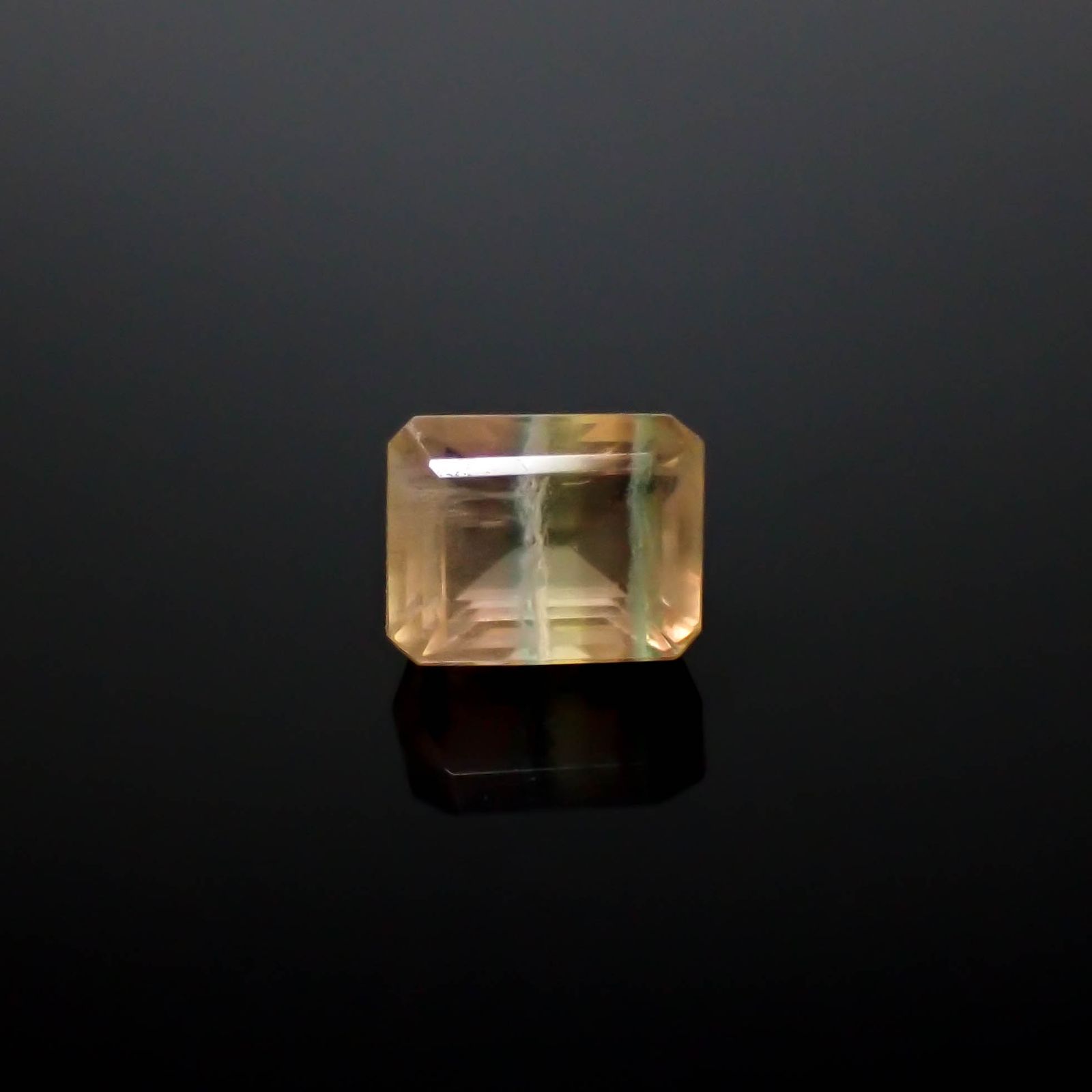 パーティカラーフローライト フルオレッセンス ブラジル産 3.53ct [250430248]8.8x6.9mm前後
