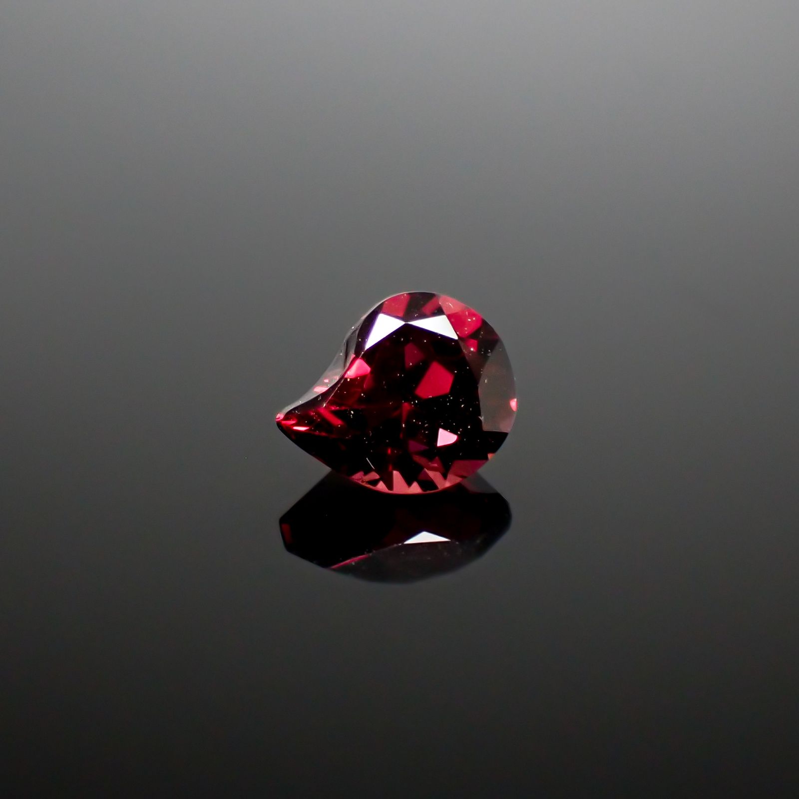 ◇カスタムカット◇パイロープアルマンディンガーネット モザンビーク産 0.81ct[240928954]6.1x5.1mm前後