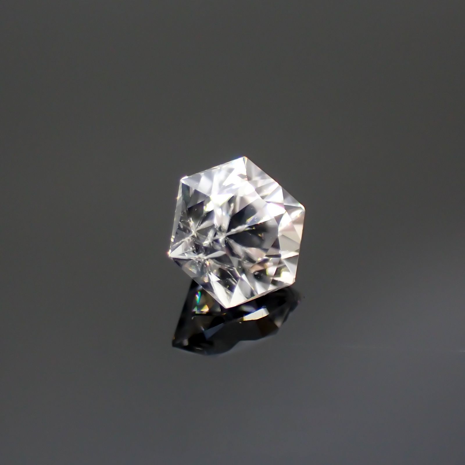 ◇ヘキサゴンカット◇カラーレスジルコン(宝石名ホワイト・ジルコン)スリランカ/カンボジア産 0.92ct 識別済[220114273]4.9x4.9mm前後