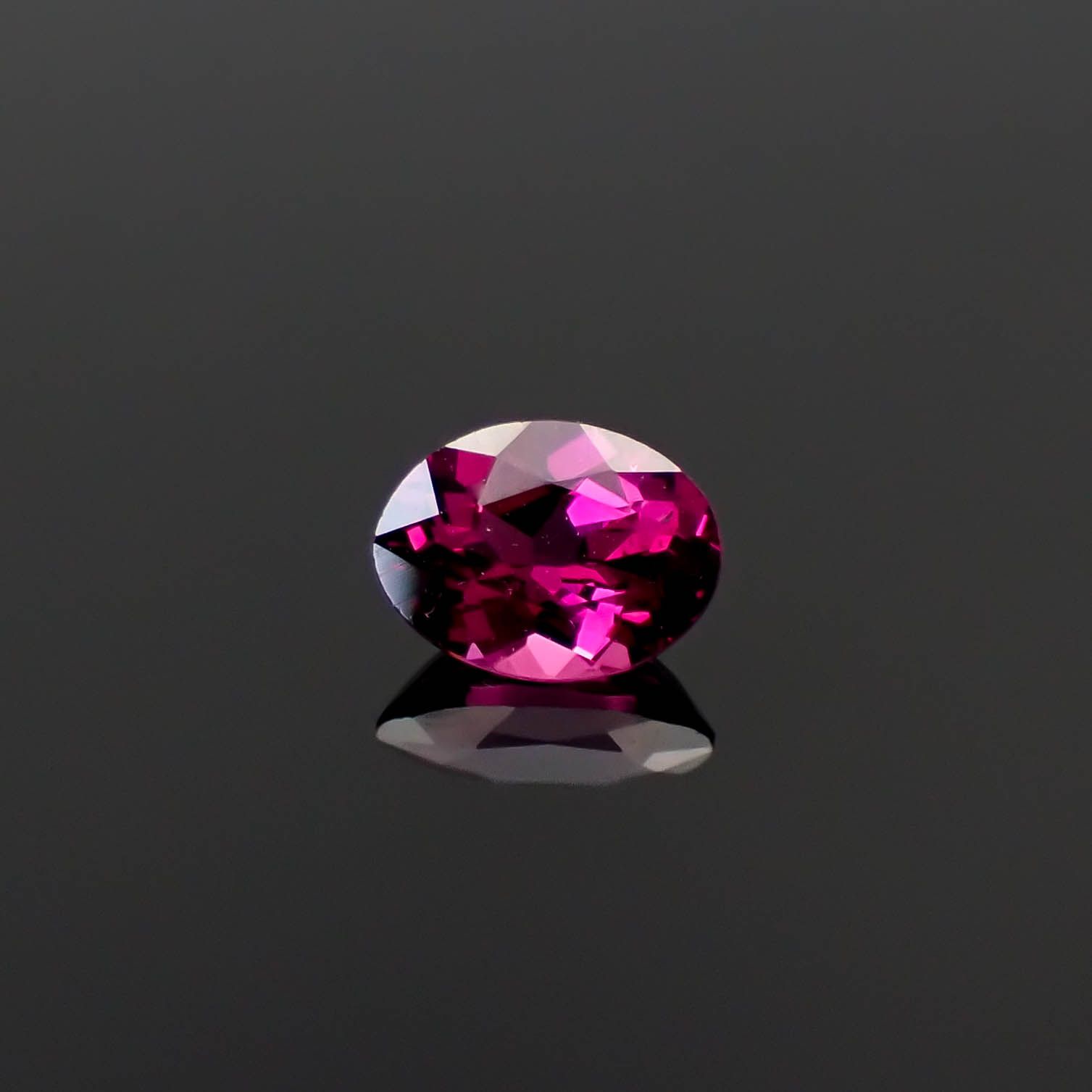 ロードライトガーネット(宝石名ガーネット)ブラジル産 0.64ct 識別済[250530371]6x4.5mm前後