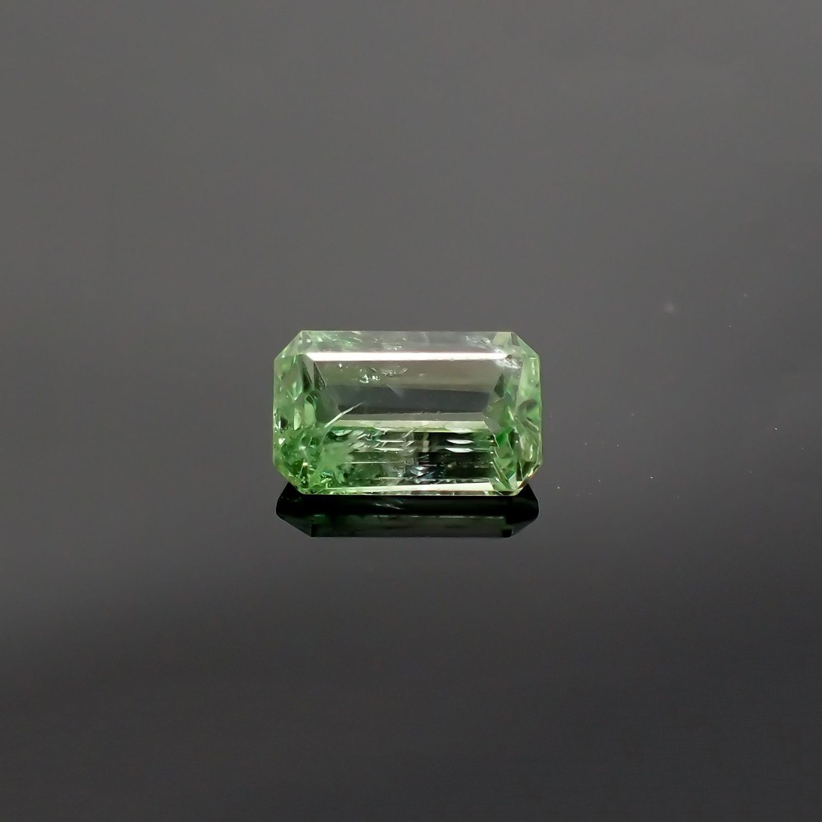 バイカラーツァボライト(宝石名グリーン グロッシュラー・ガーネット) タンザニア産 識別済 0.80ct / 6.7x4.2mm前後 [210711570]