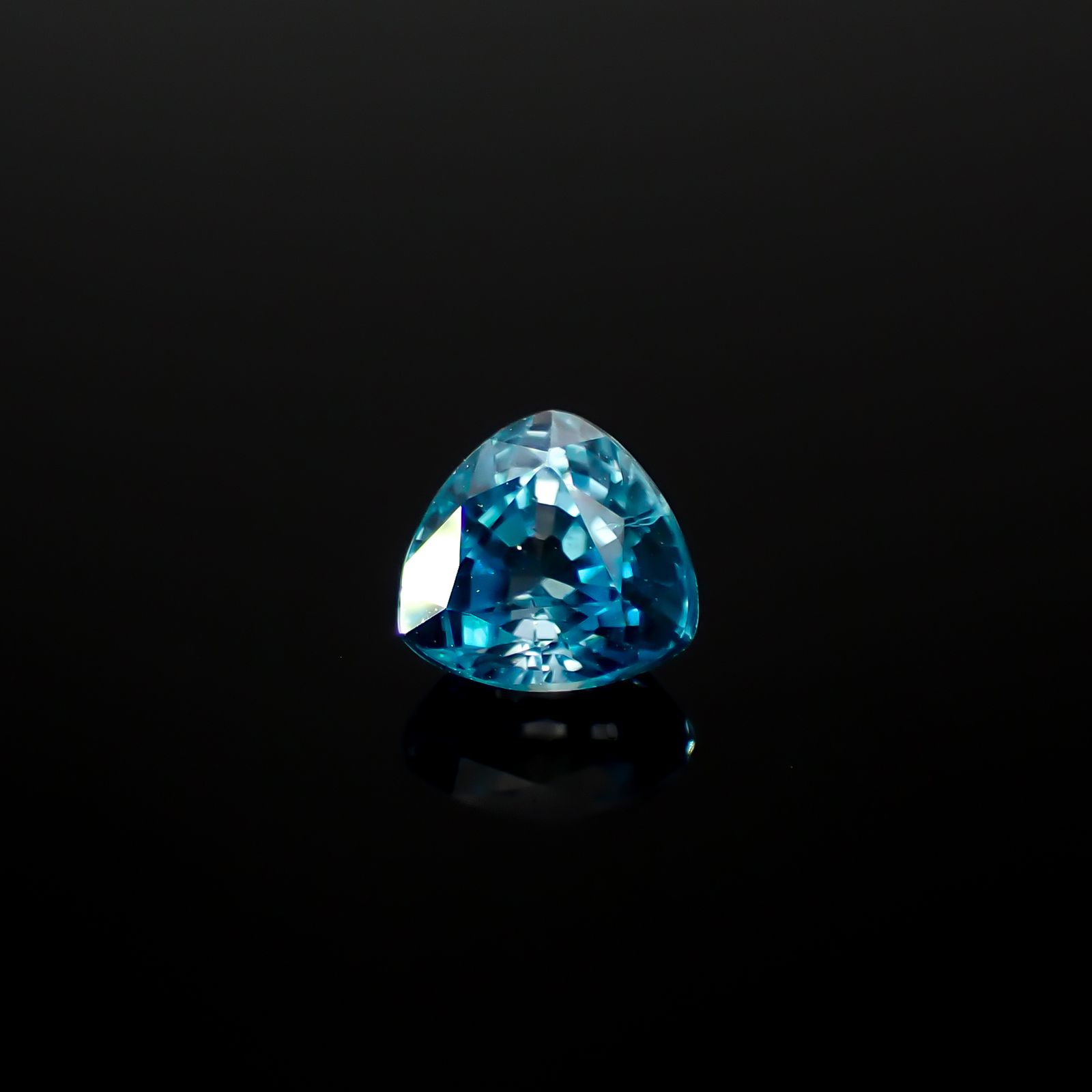 ブルージルコン カンボジア産 0.88ct[240728507]5.1x5mm前後