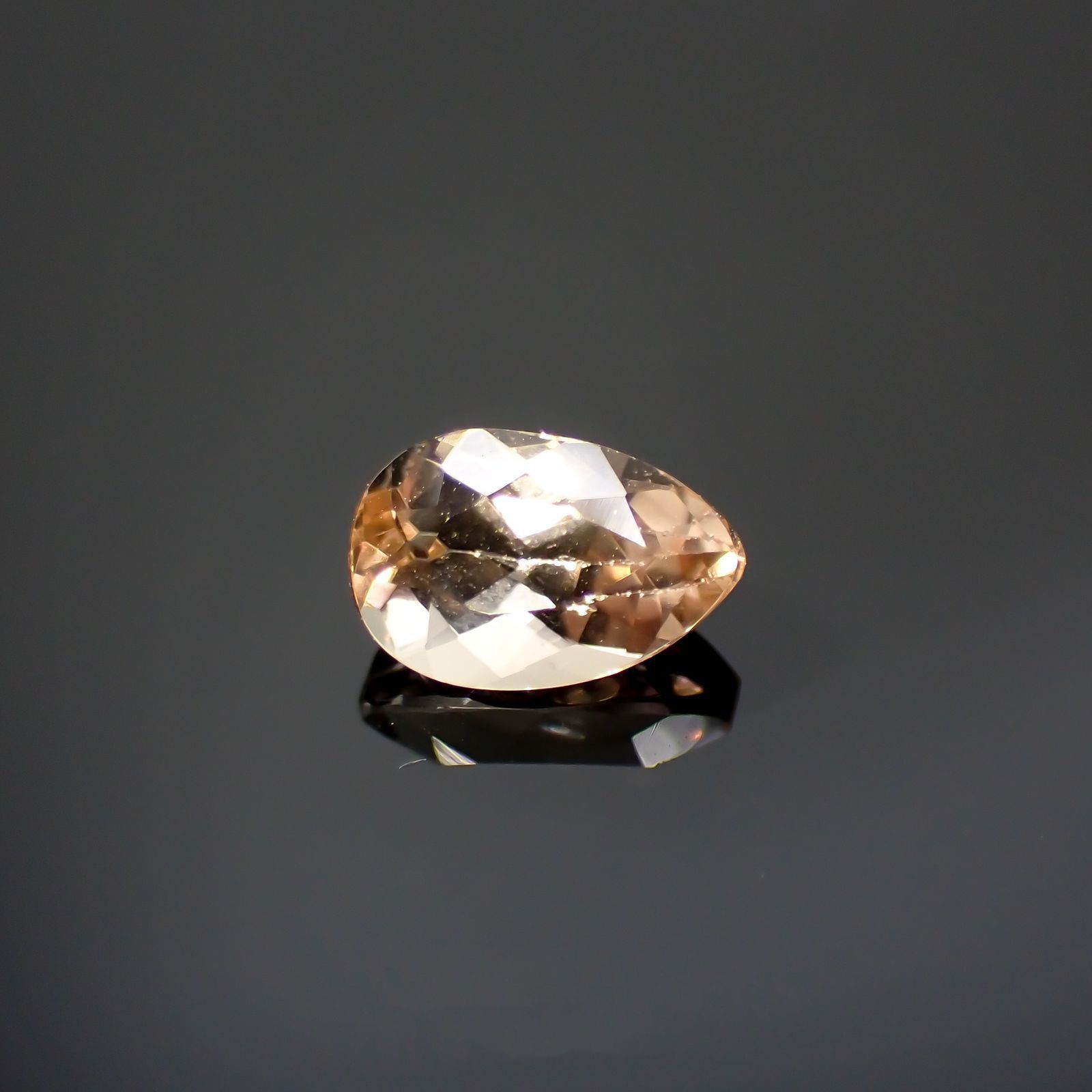 インペリアルトパーズ(宝石名トパーズ)ブラジル産 0.75ct 識別済[220114958]6.8x4.4mm前後