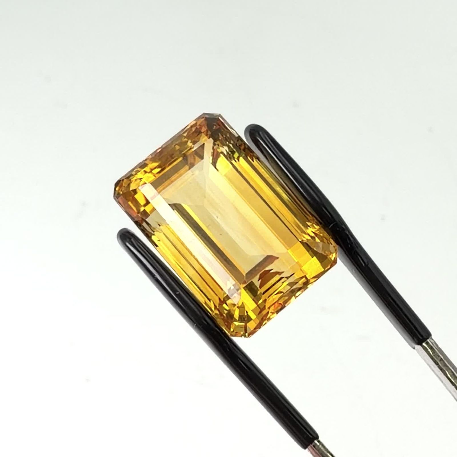 シトリン(宝石名シトリン)ブラジル産 識別済 18.86ct / 18.2x12.4mm