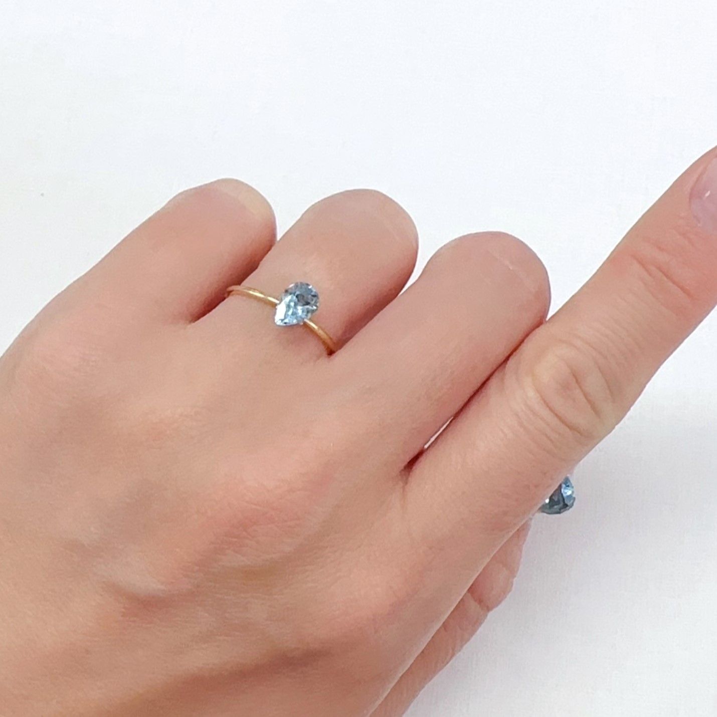 アクアマリン サンタマリアカラー マダガスカル産 0.72ct[240326962]7x5mm前後